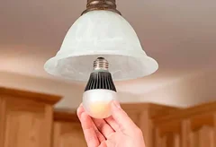 Светодиодная лампа светится после выключения. Что делать?