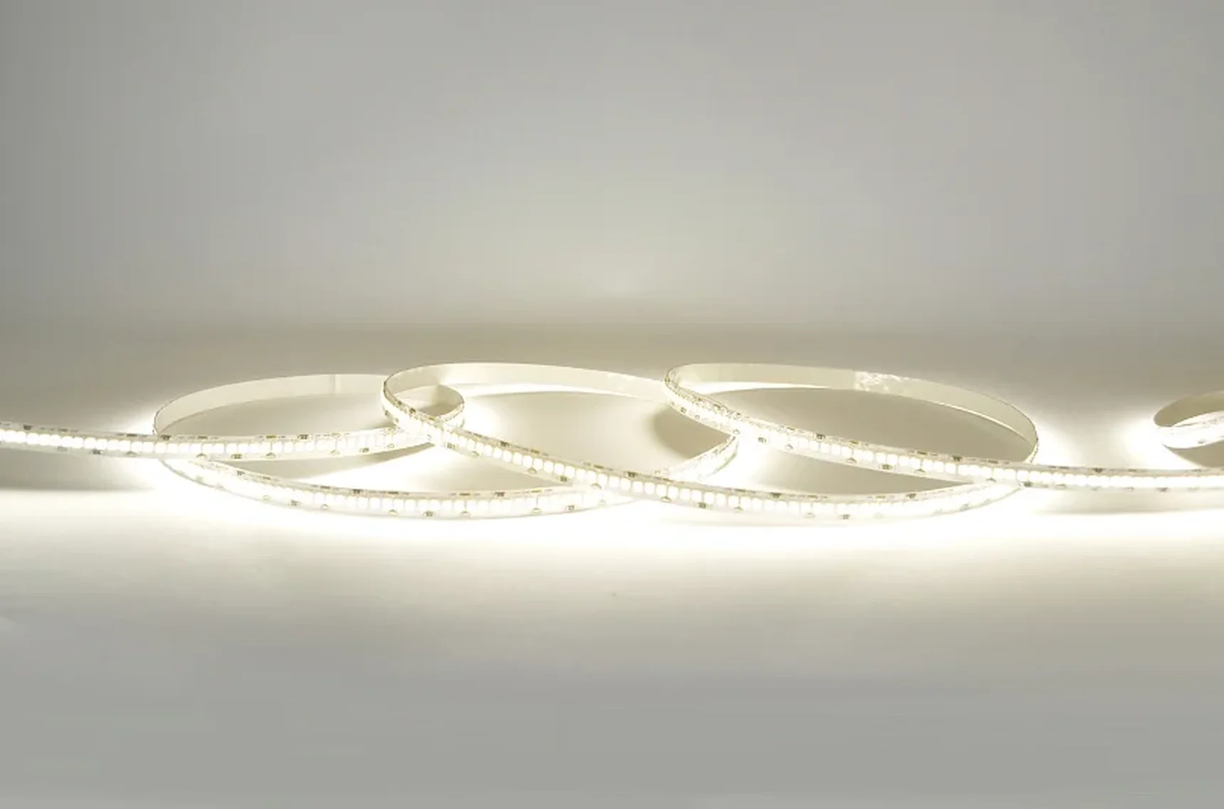 Светодиодная лента LEDS POWER 2835 240/м (21Вт/м) 24В теплая