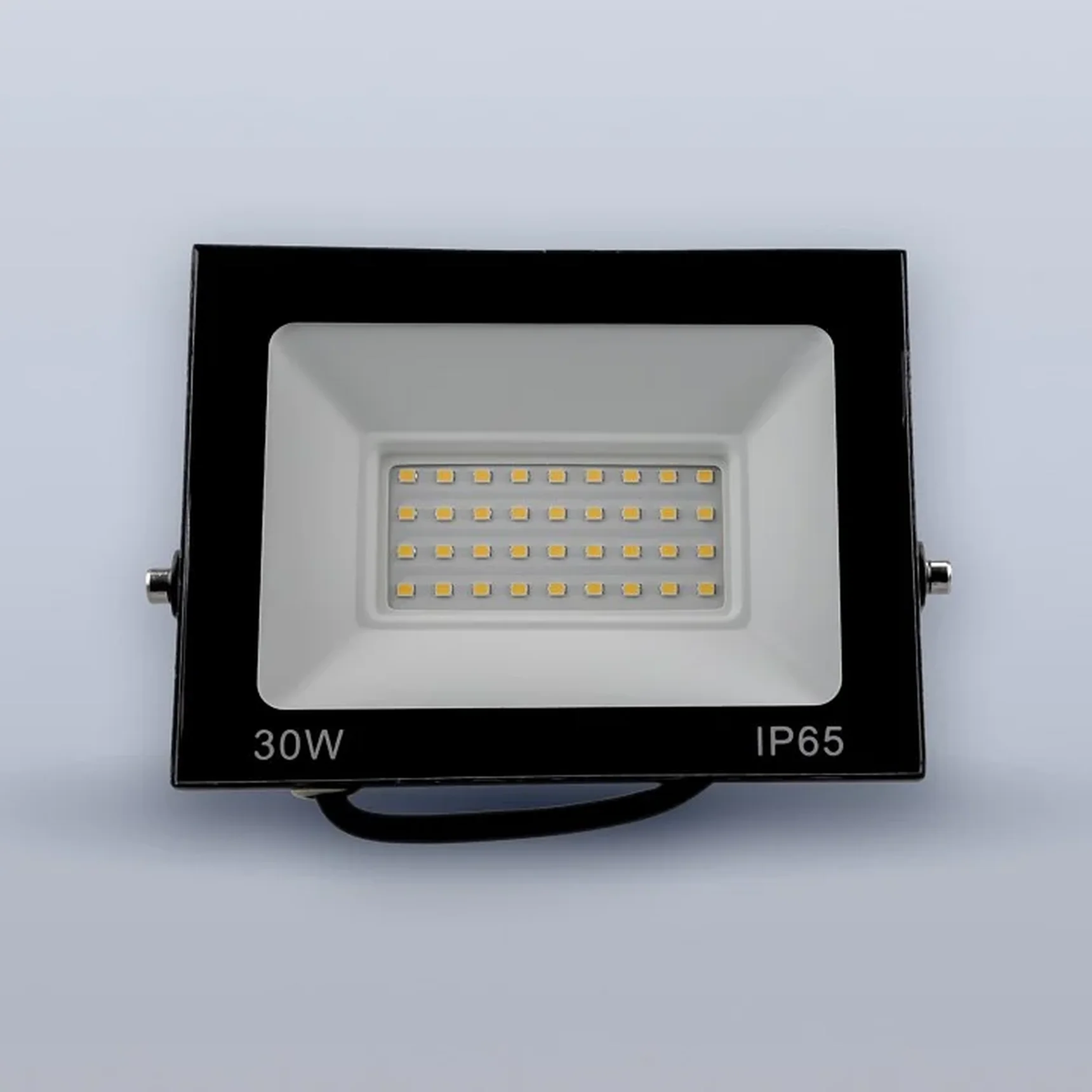 Светодиодный прожектор тонкий LUX 30W теплый 3000К 220V