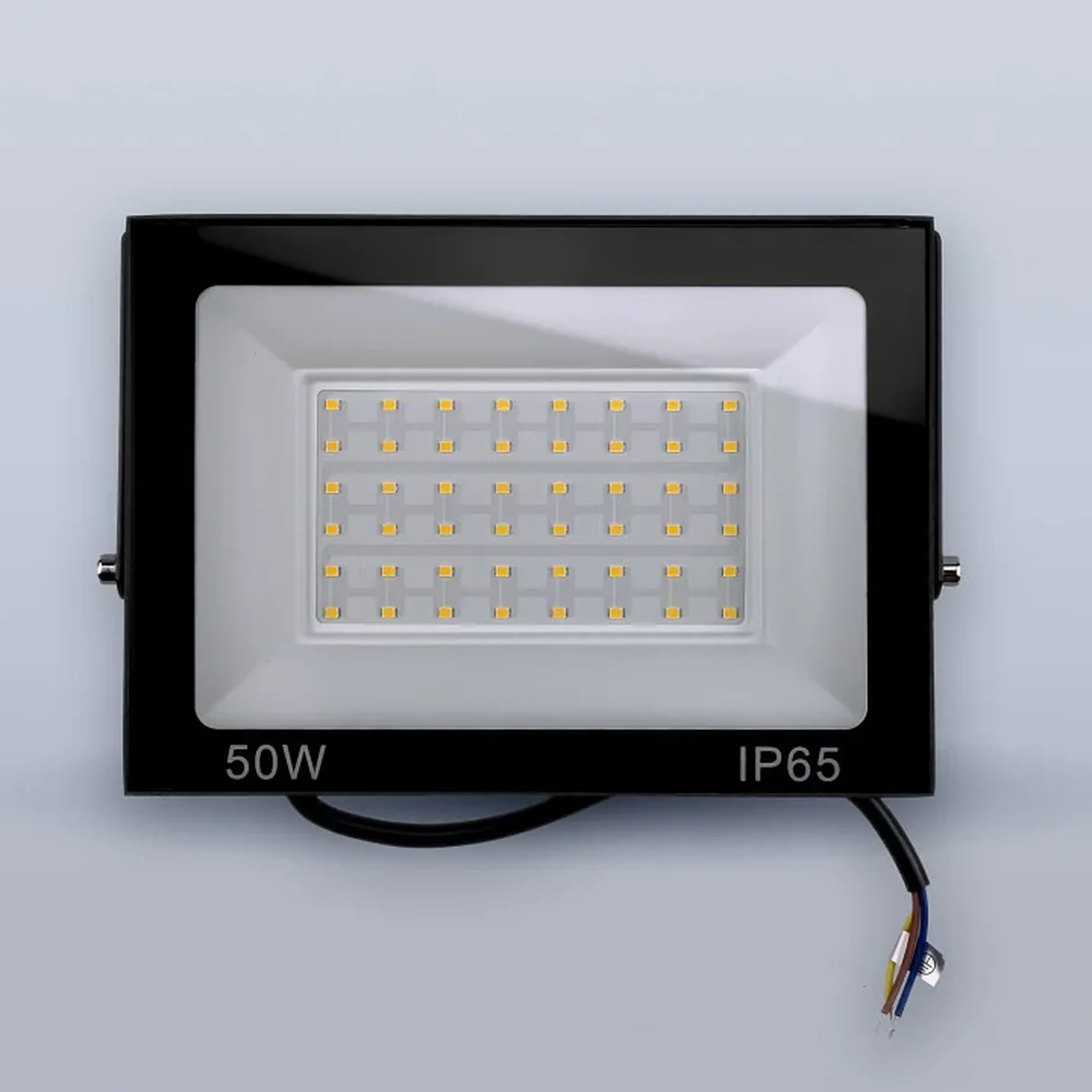 Светодиодный прожектор тонкий LUX 50W теплый 3000К 220V
