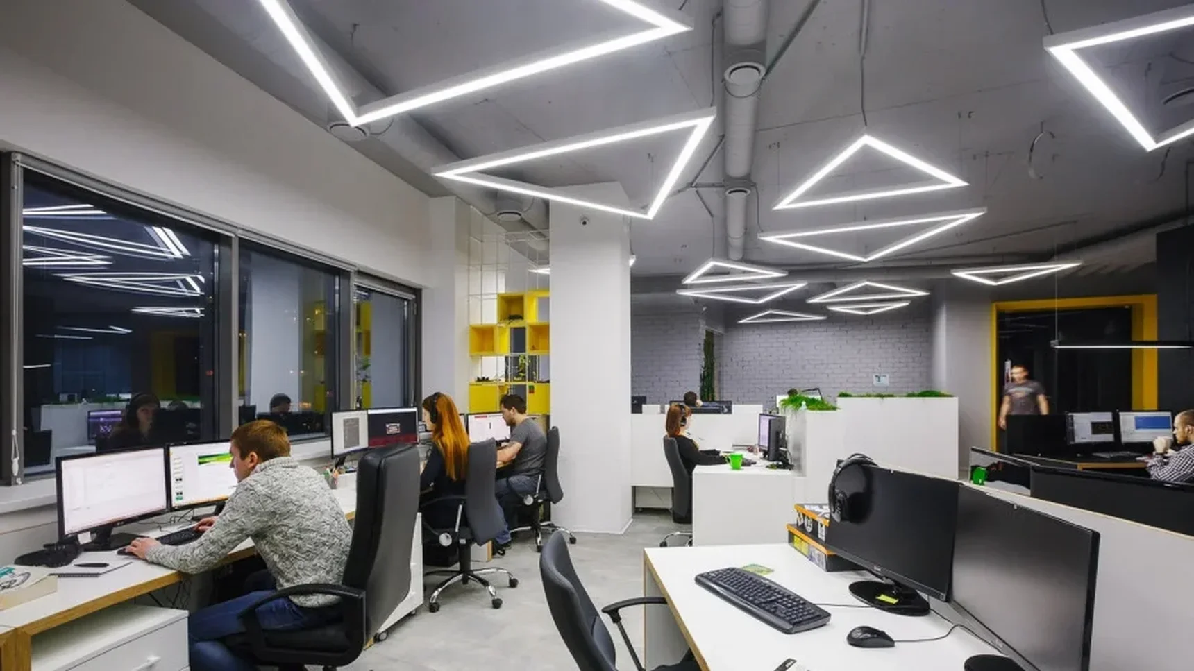 Светильник светодиодный треугольник SILED TRIGON-PROF 1020х890х50х70 (69 Вт, 3000K, Черный)