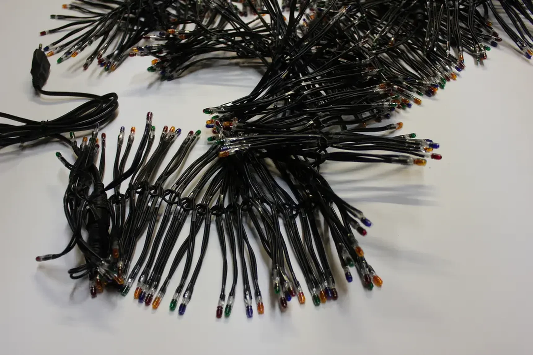 PLG-600-3M-240V-M Гирлянда фиксинг 3м, IP22, 240V, 250Вт, Mульти лампы R/G/B/Y (600)/черный провод