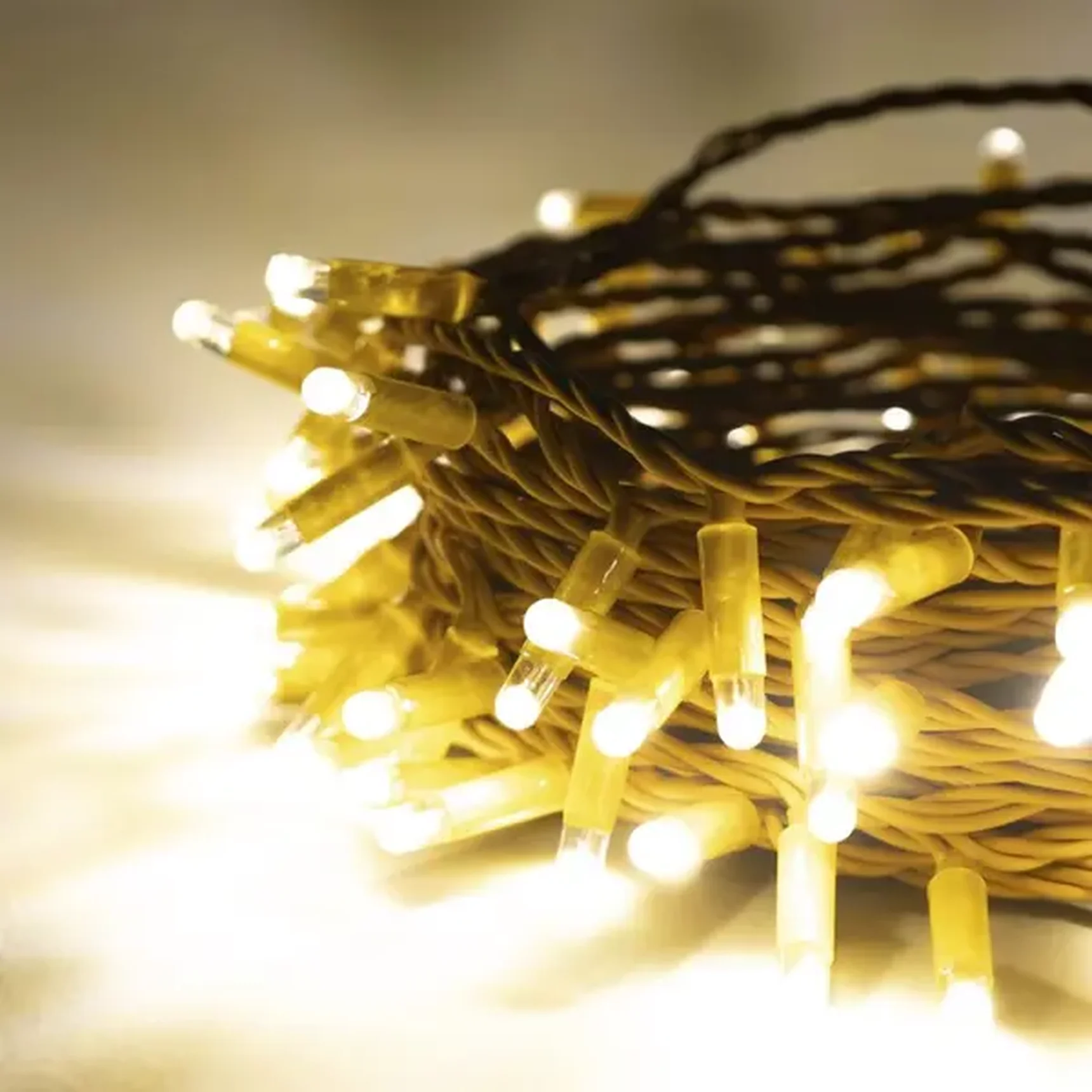 Гирлянда Нить с Колпачком 10м Тепло-Белая 24В, 100 LED, Провод Золотой ПВХ, IP65