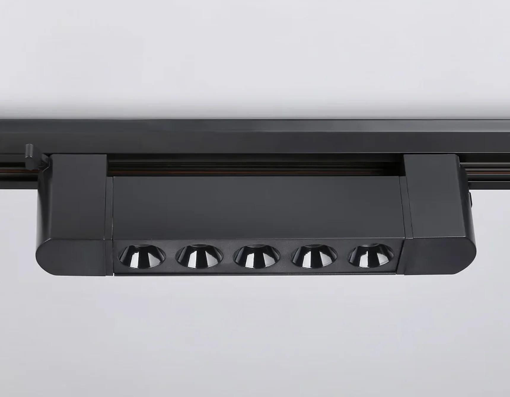 Светильник светодиодный трековый однофазный GL6703 BK черный IP20 10W 4200K 24° 192*35*57