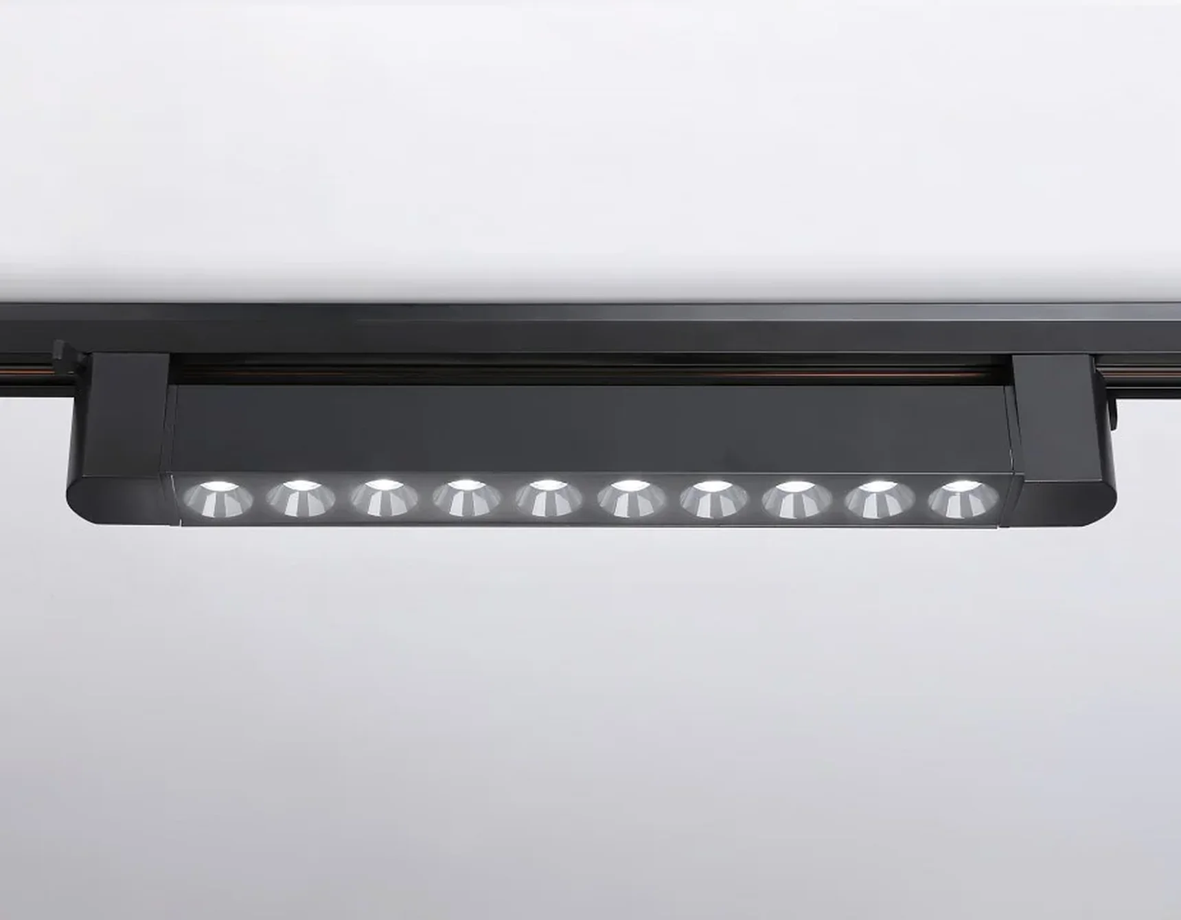 Светильник светодиодный трековый однофазный GL6709 BK черный IP20 20W 4200K 24° 323*35*57
