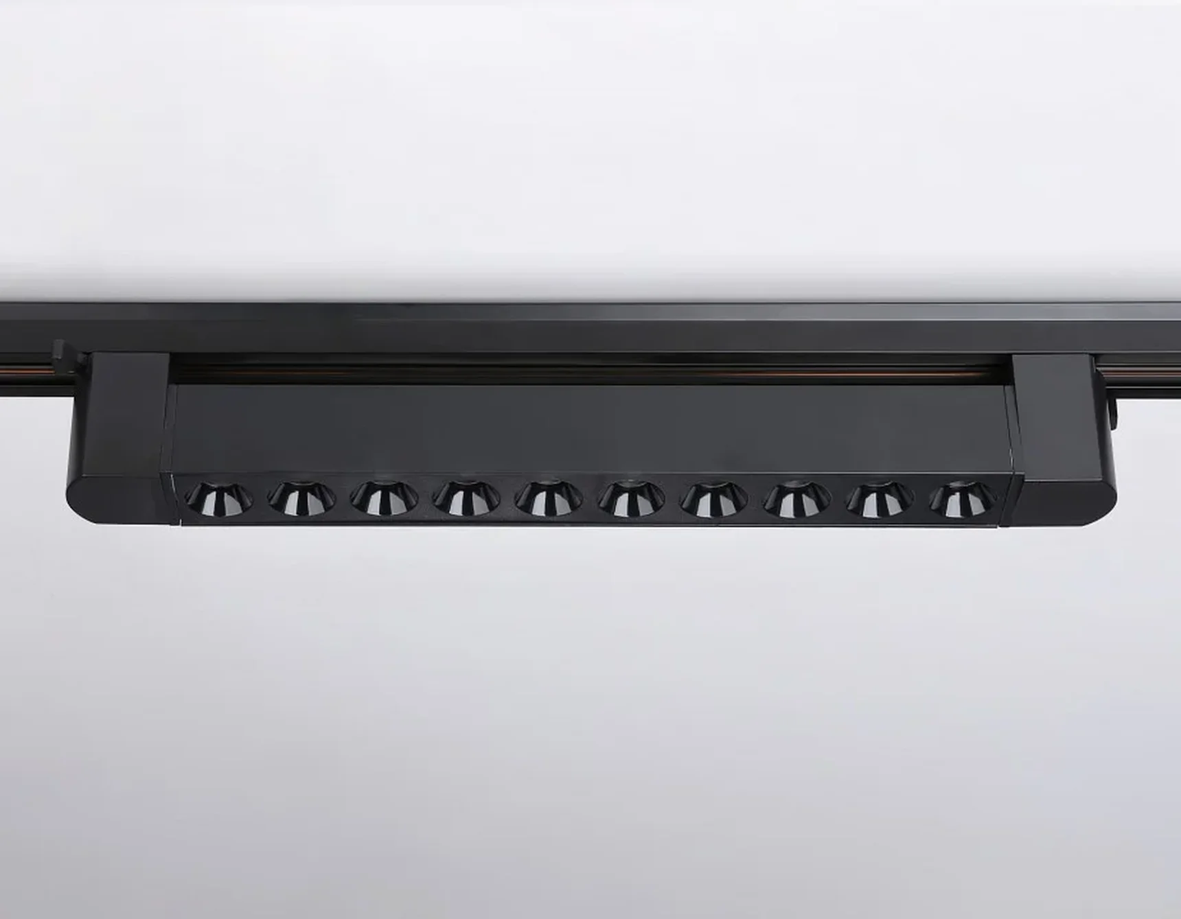 Светильник светодиодный трековый однофазный GL6709 BK черный IP20 20W 4200K 24° 323*35*57