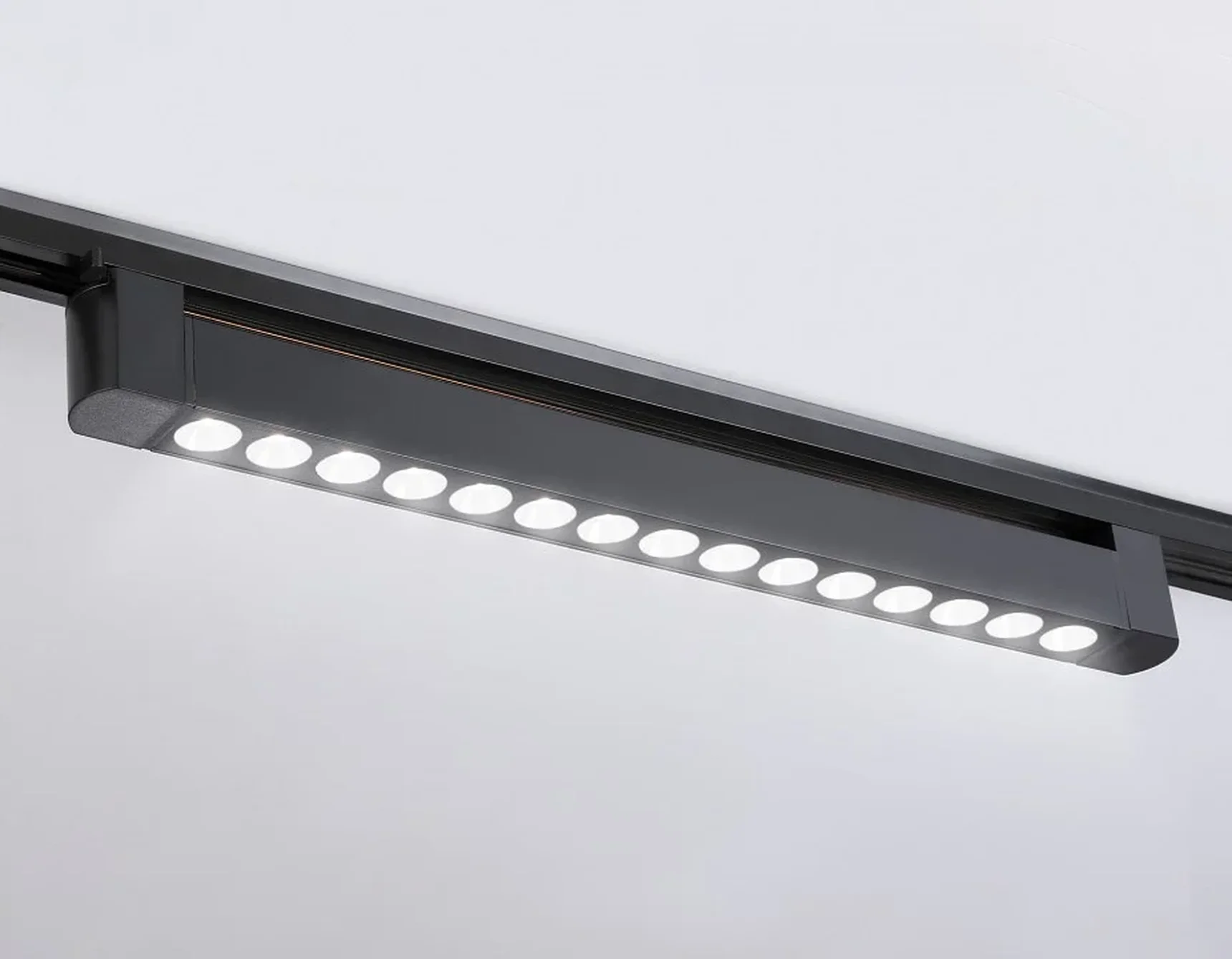 Светильник светодиодный трековый однофазный GL6715 BK черный IP20 30W 4200K 24° 458*35*57