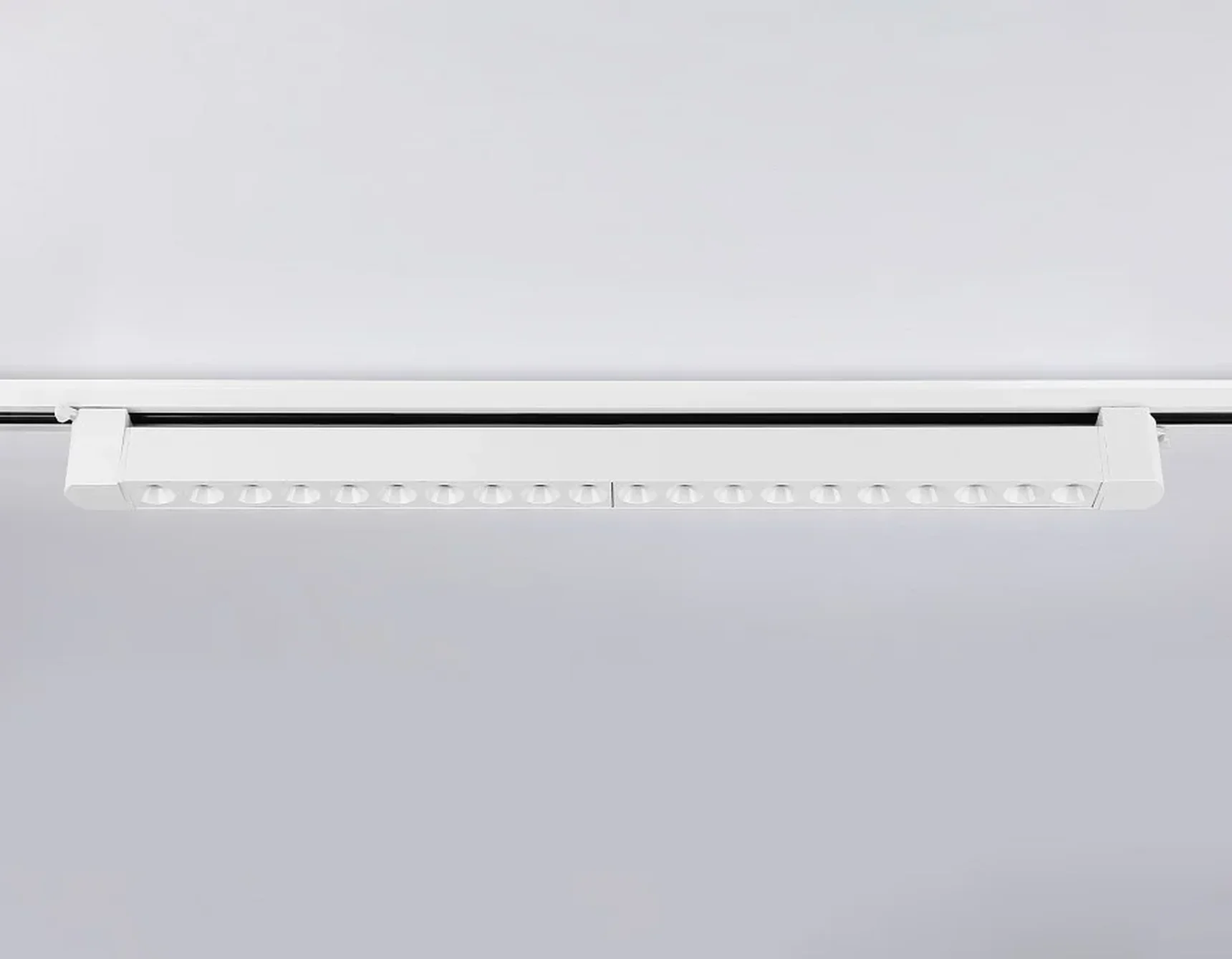 Светильник светодиодный трековый однофазный GL6718 WH белый IP20 40W 4200K 24° 590*35*57