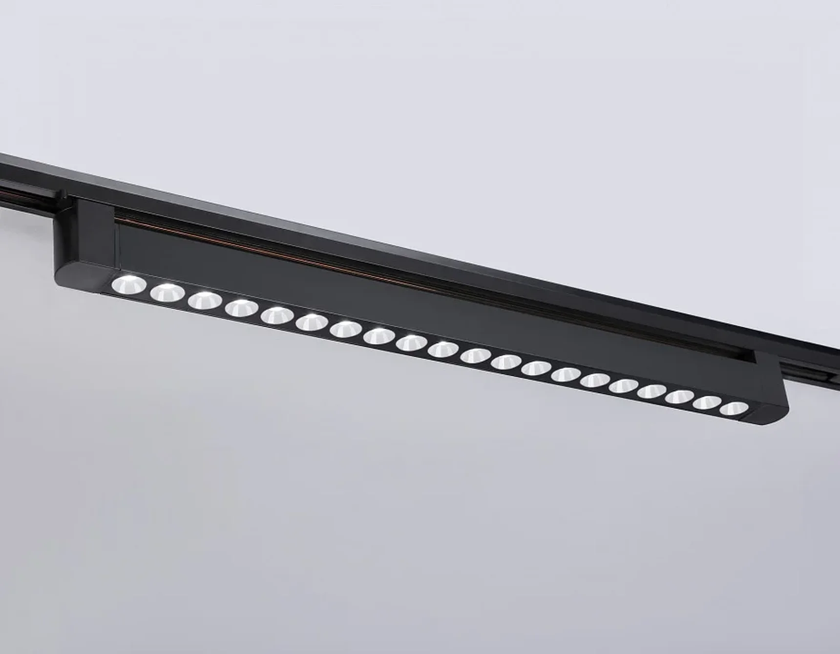 Светильник светодиодный трековый однофазный GL6721 BK черный IP20 40W 4200K 24° 590*35*57