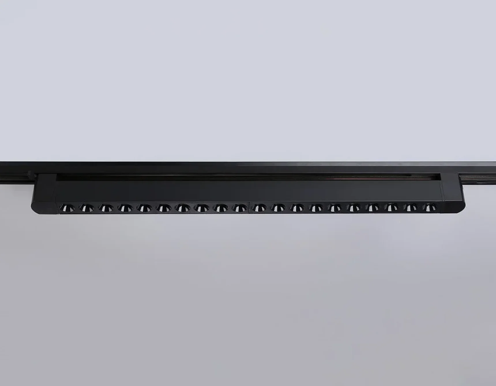 Светильник светодиодный трековый однофазный GL6721 BK черный IP20 40W 4200K 24° 590*35*57