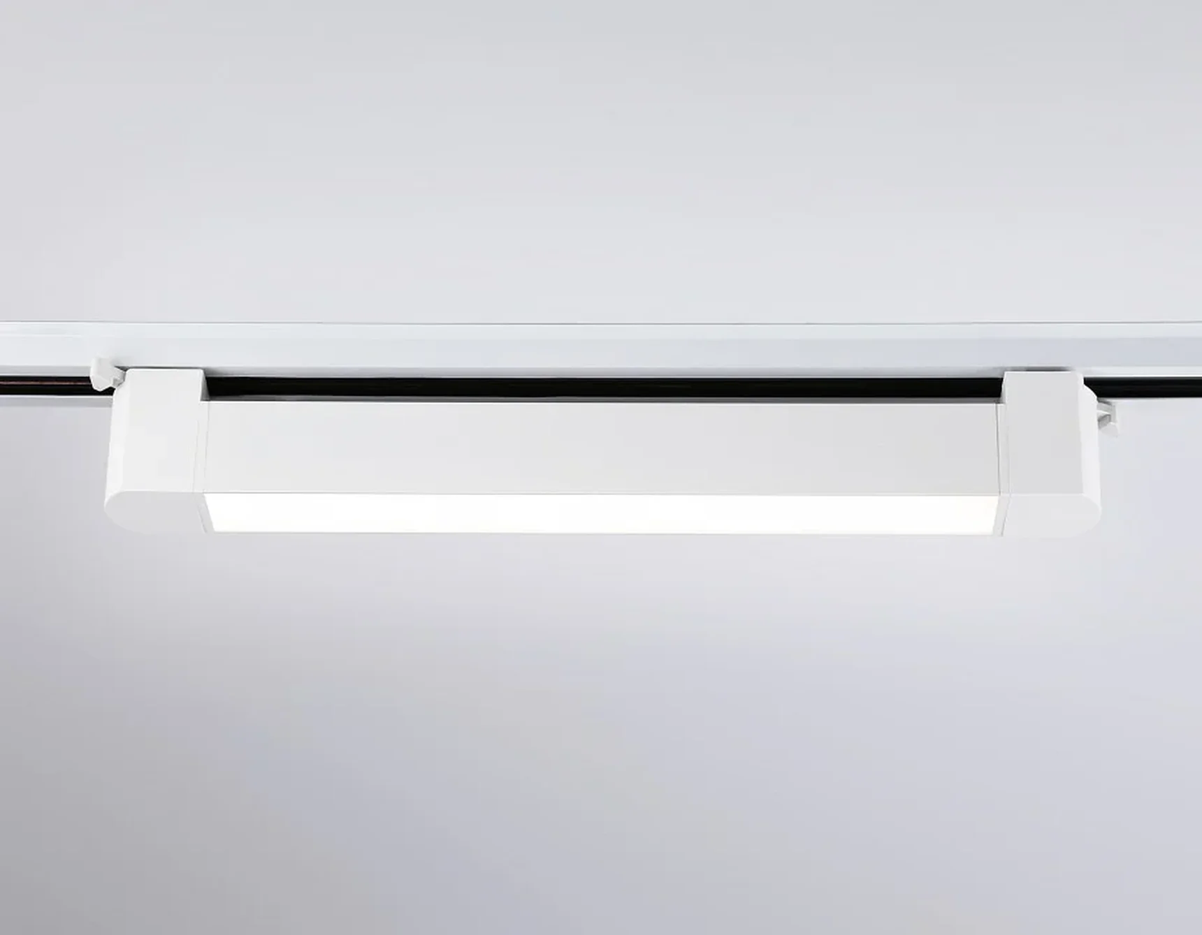 Светильник светодиодный трековый однофазный GL6730 WH белый IP20 20W 4200K 323*35*57