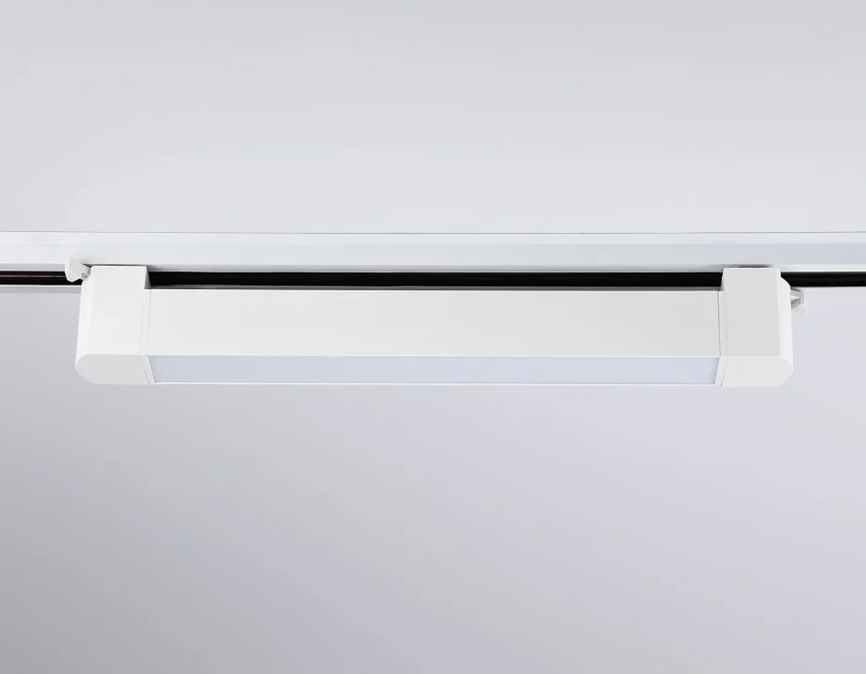 Светильник светодиодный трековый однофазный GL6730 WH белый IP20 20W 4200K 323*35*57