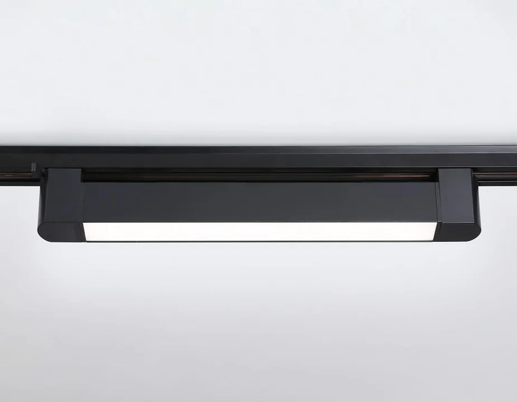 Светильник светодиодный трековый однофазный GL6733 BK черный IP20 20W 4200K 323*35*57