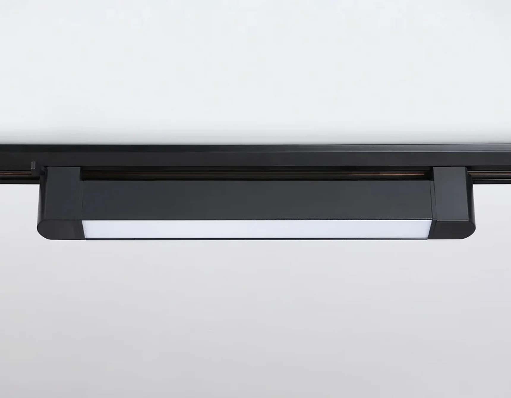 Светильник светодиодный трековый однофазный GL6733 BK черный IP20 20W 4200K 323*35*57