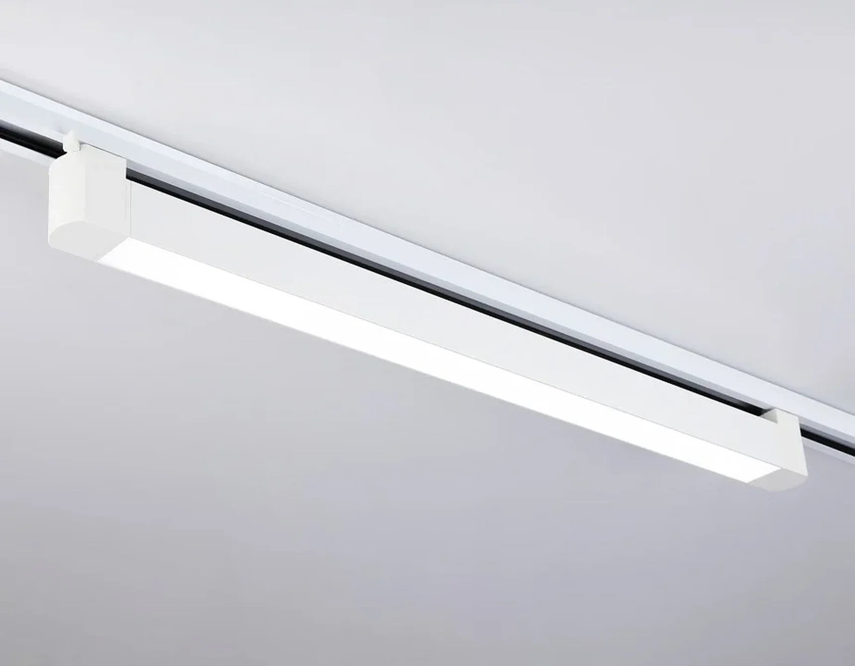 Светильник светодиодный трековый однофазный GL6742 WH белый IP20 40W 4200K 590*35*57