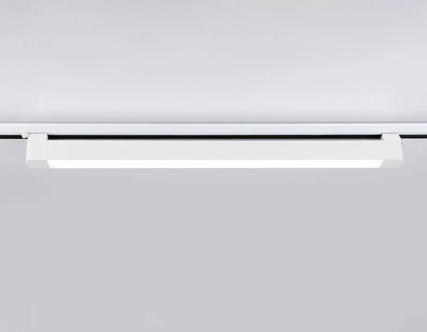 Светильник светодиодный трековый однофазный GL6742 WH белый IP20 40W 4200K 590*35*57