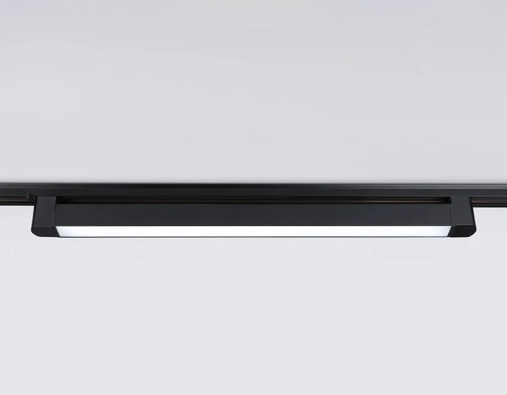 Светильник светодиодный трековый однофазный GL6745 BK черный IP20 40W 4200K 590*35*57
