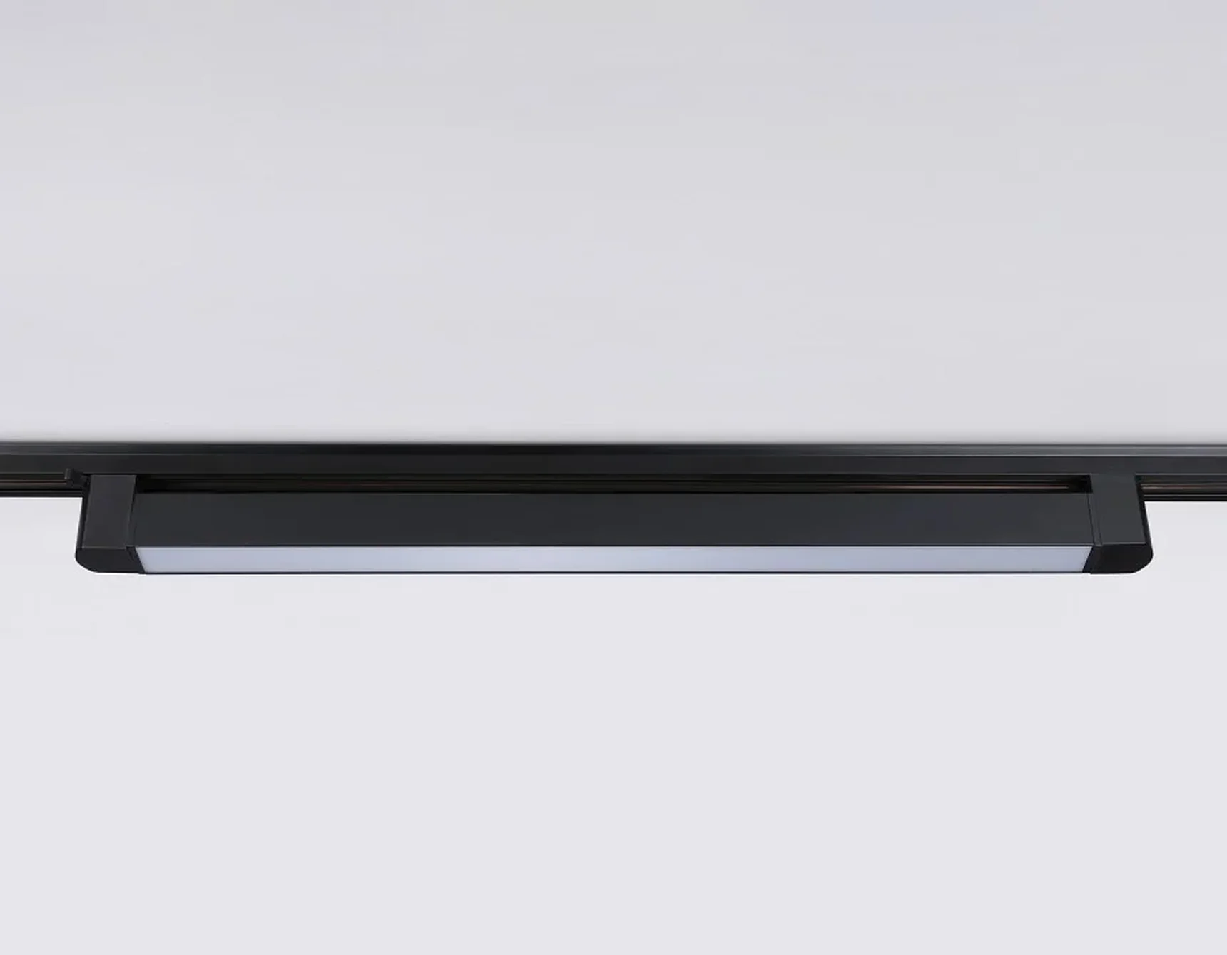 Светильник светодиодный трековый однофазный GL6745 BK черный IP20 40W 4200K 590*35*57