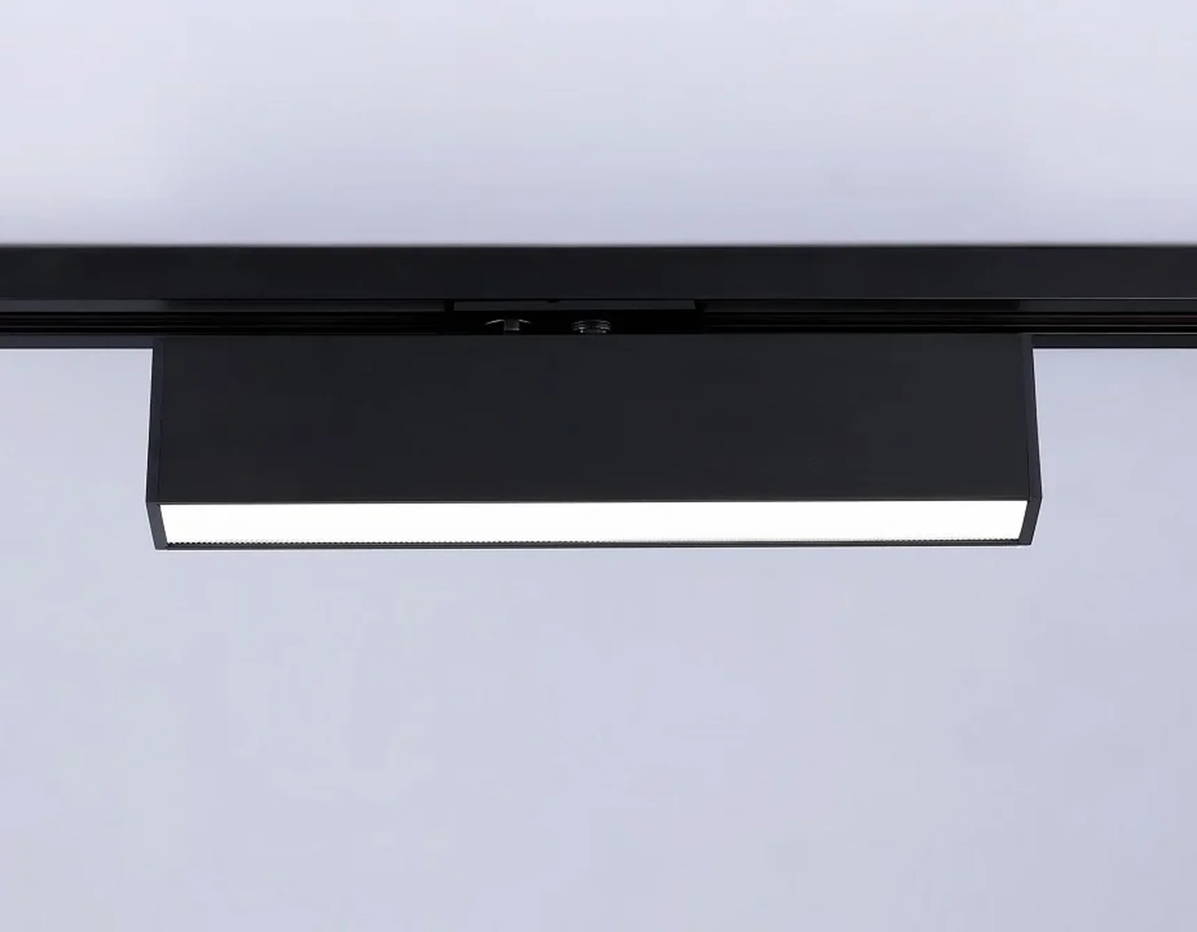 Светильник светодиодный трековый GL6767 BK черный LED 12W 4200K 300*22*48