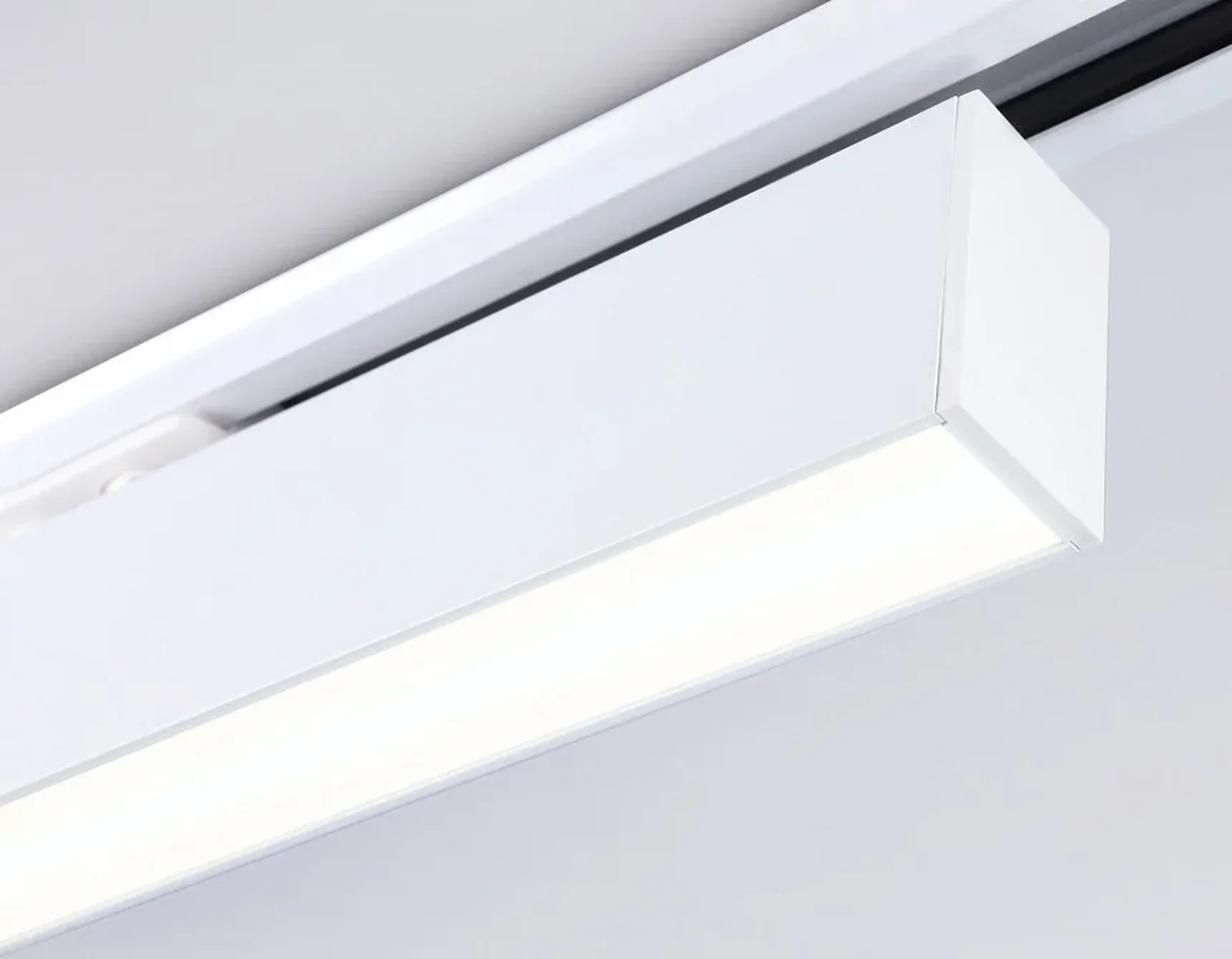 Светильник светодиодный трековый GL6769 WH белый LED 24W 3000K 600*22*48