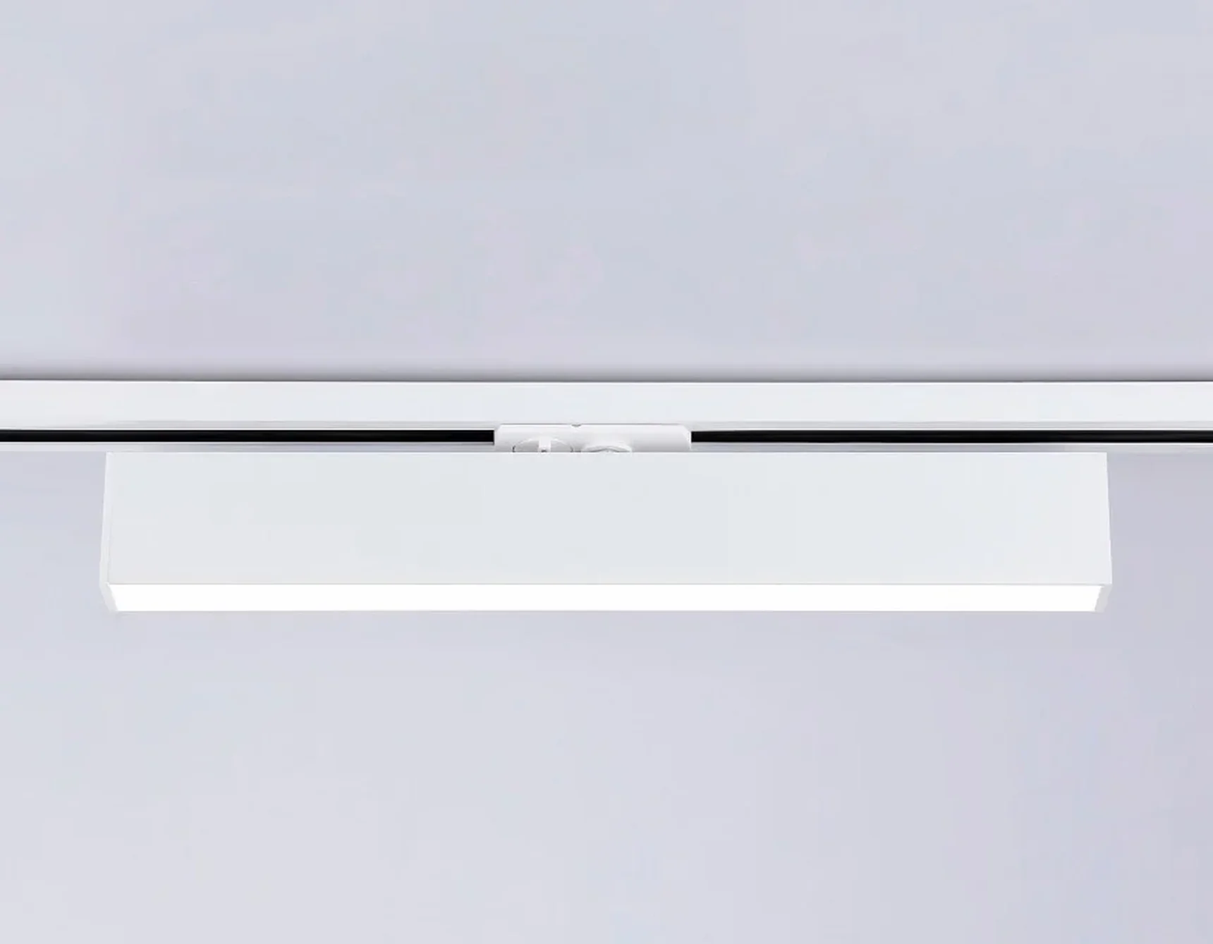 Светильник светодиодный трековый GL6772 WH белый LED 24W 4200K 600*22*48