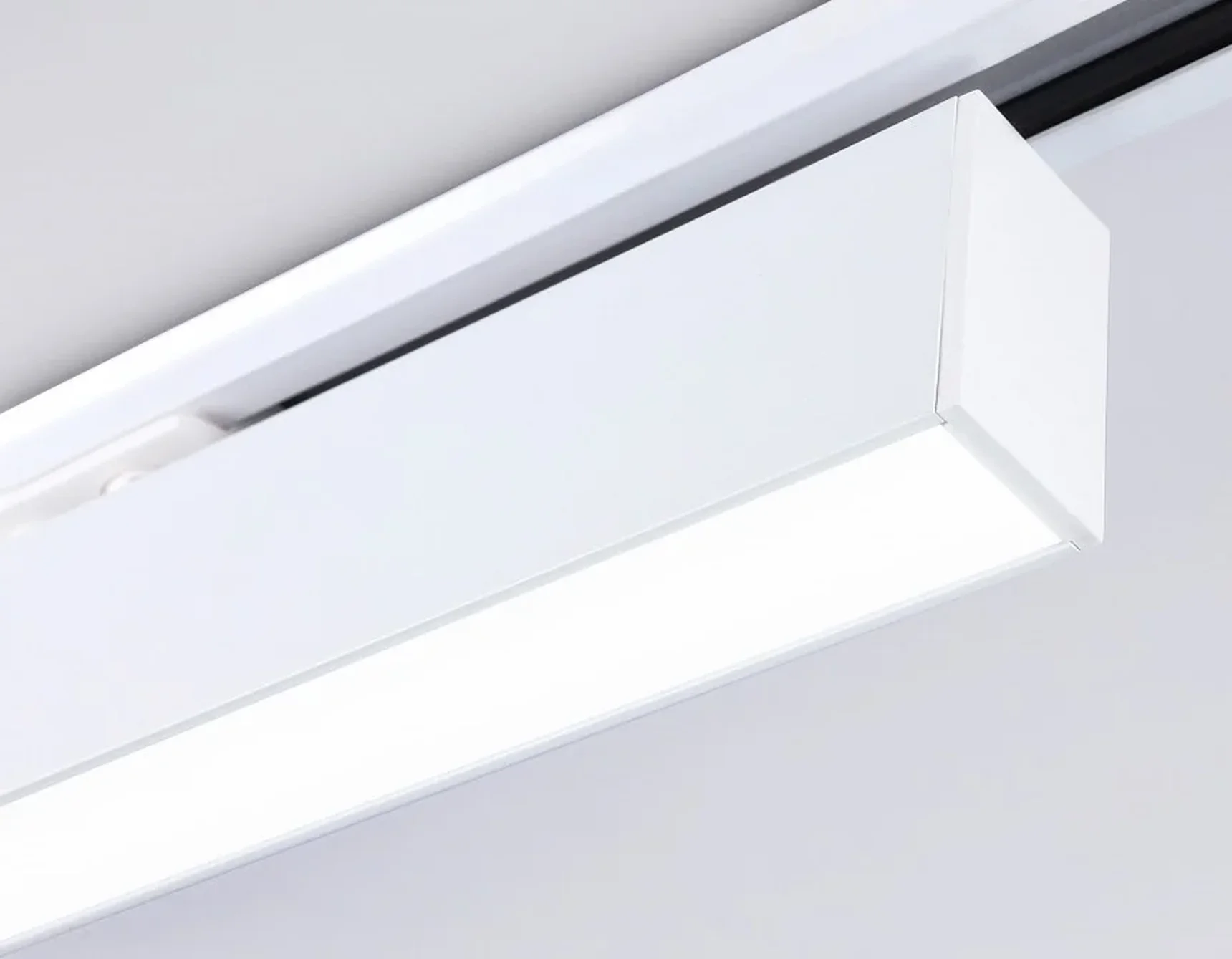 Светильник светодиодный трековый GL6772 WH белый LED 24W 4200K 600*22*48