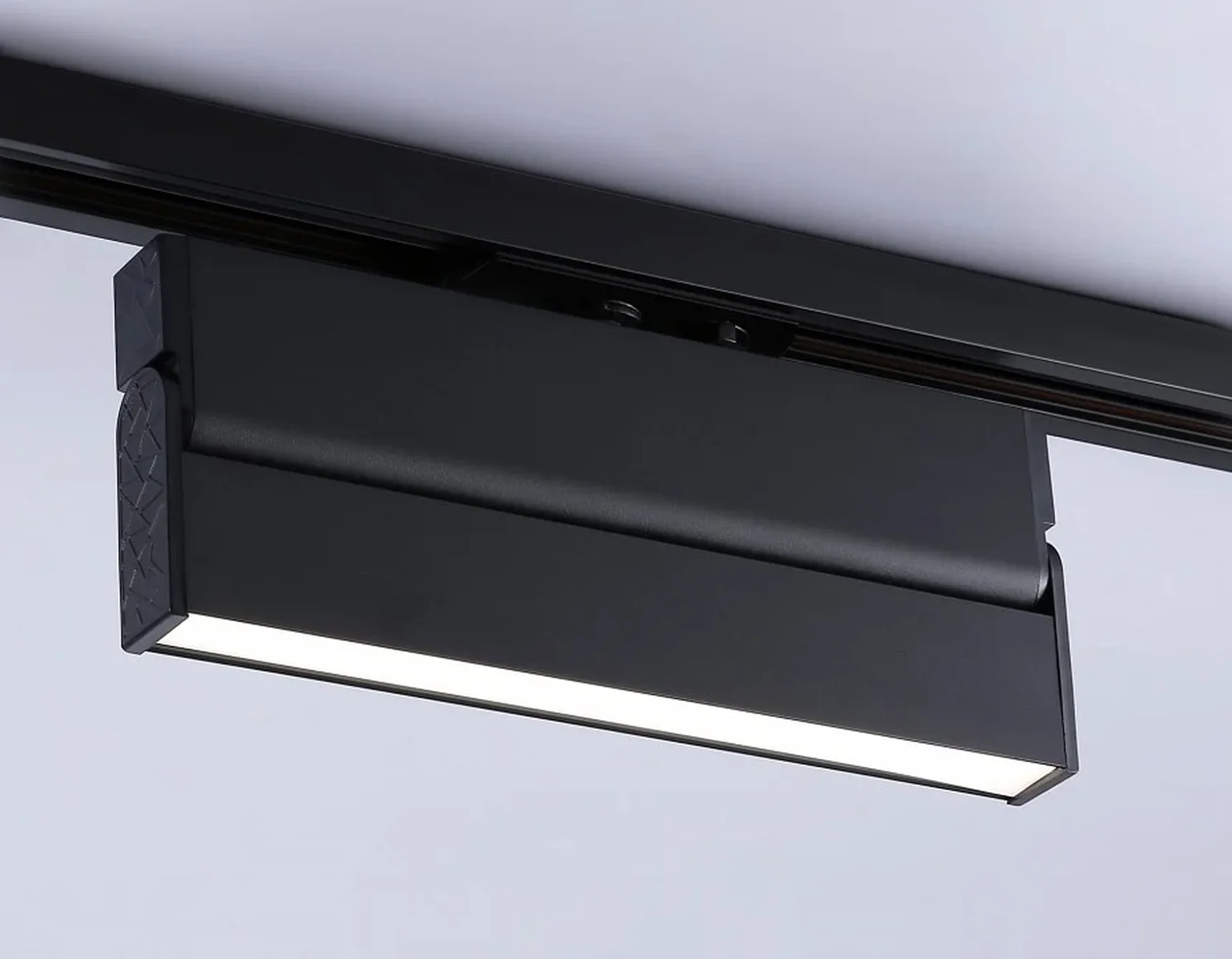 Светильник светодиодный трековый GL6808 BK черный LED 12W 4200K 230*22*87
