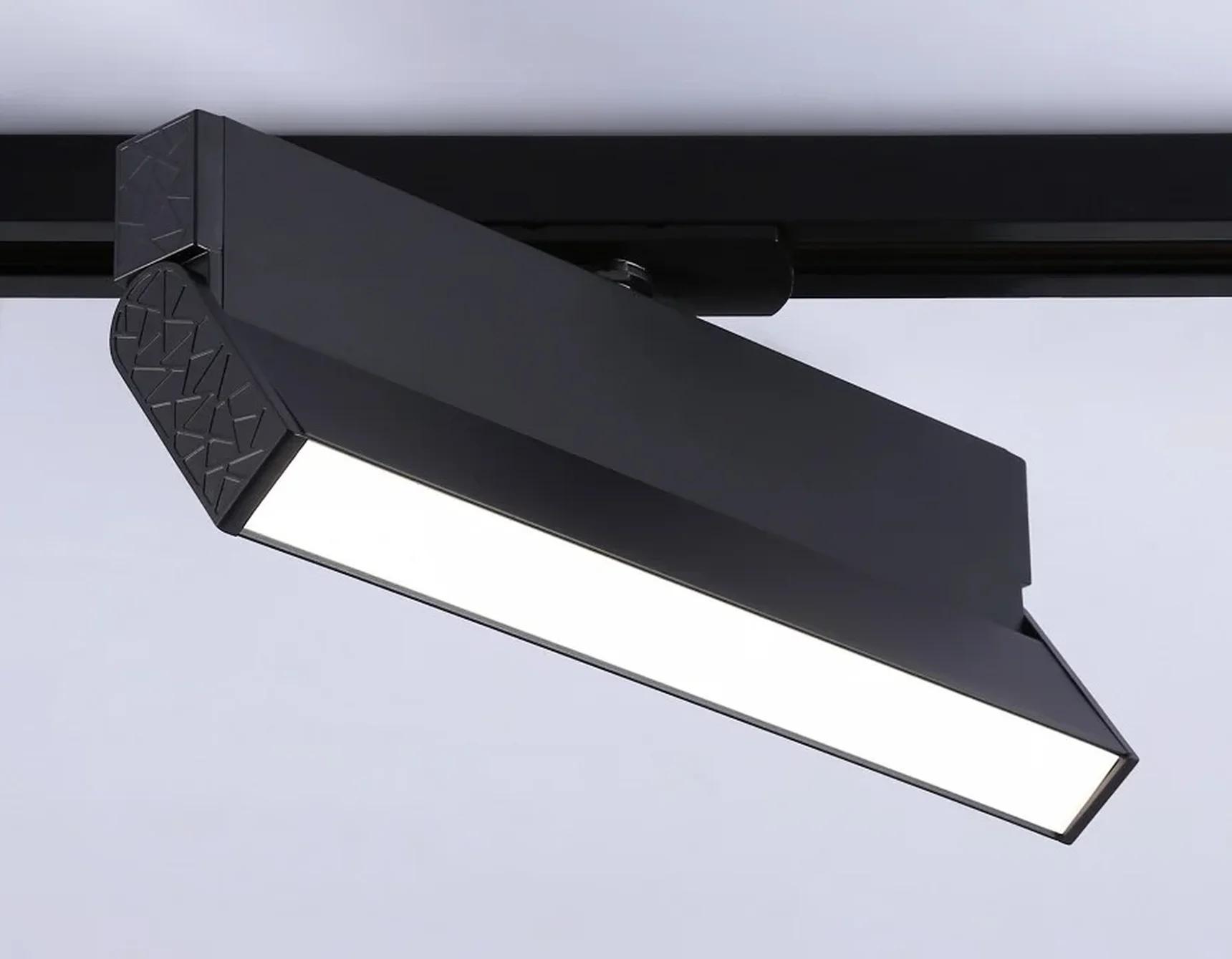 Светильник светодиодный трековый GL6808 BK черный LED 12W 4200K 230*22*87