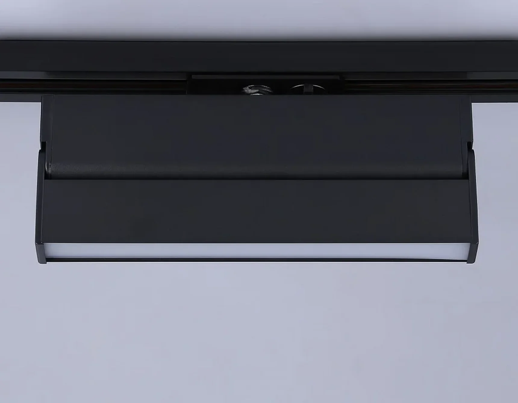 Светильник светодиодный трековый GL6808 BK черный LED 12W 4200K 230*22*87