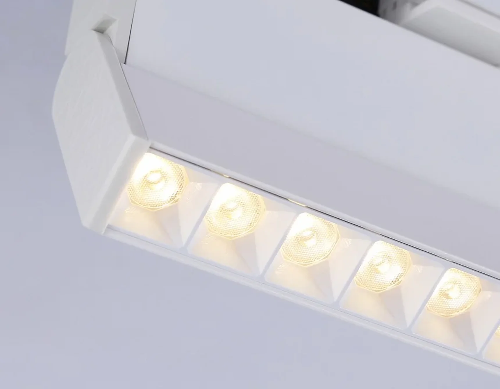 Светильник светодиодный трековый GL6815 WH белый LED 12W 3000K 24° 230*22*87