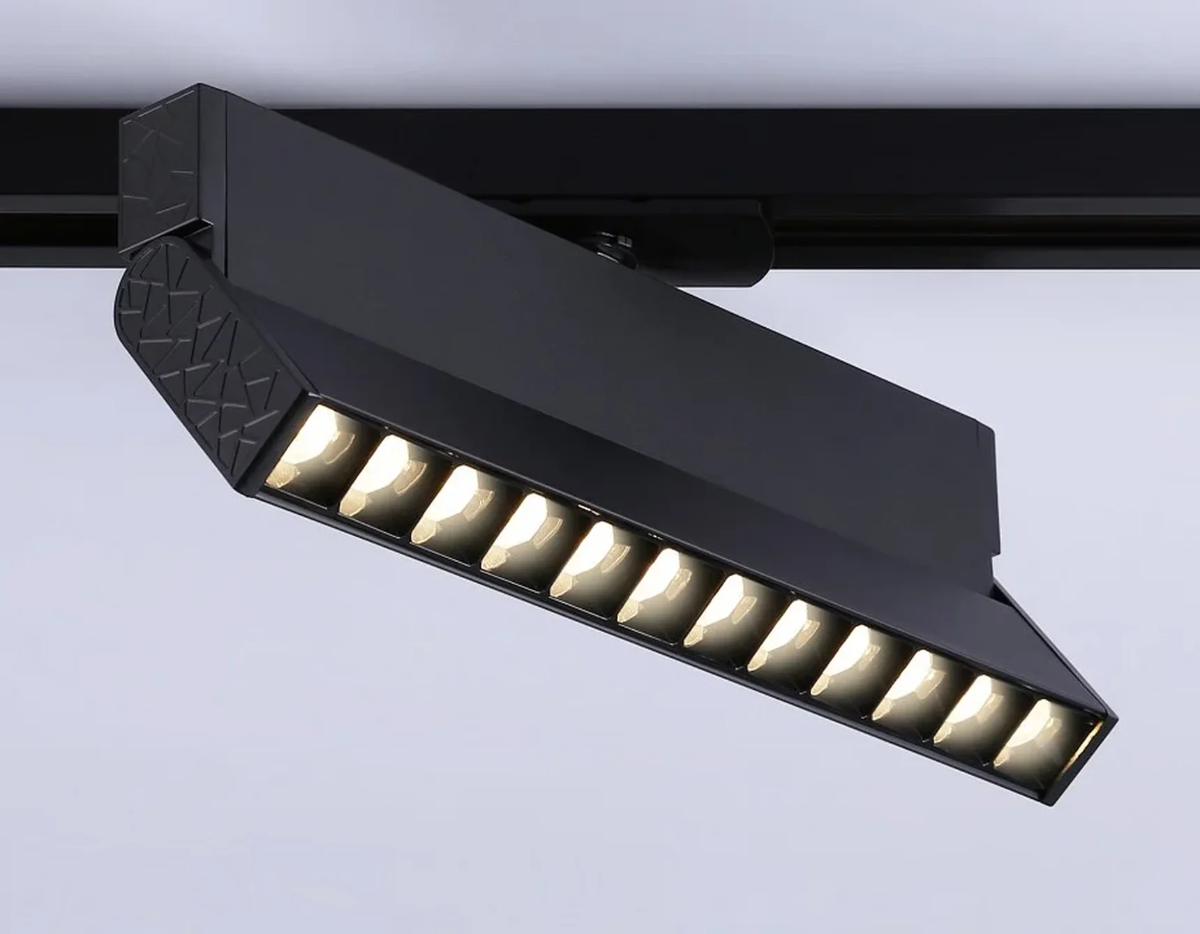 Светильник светодиодный трековый GL6817 BK черный LED 12W 3000K 24° 230*22*87