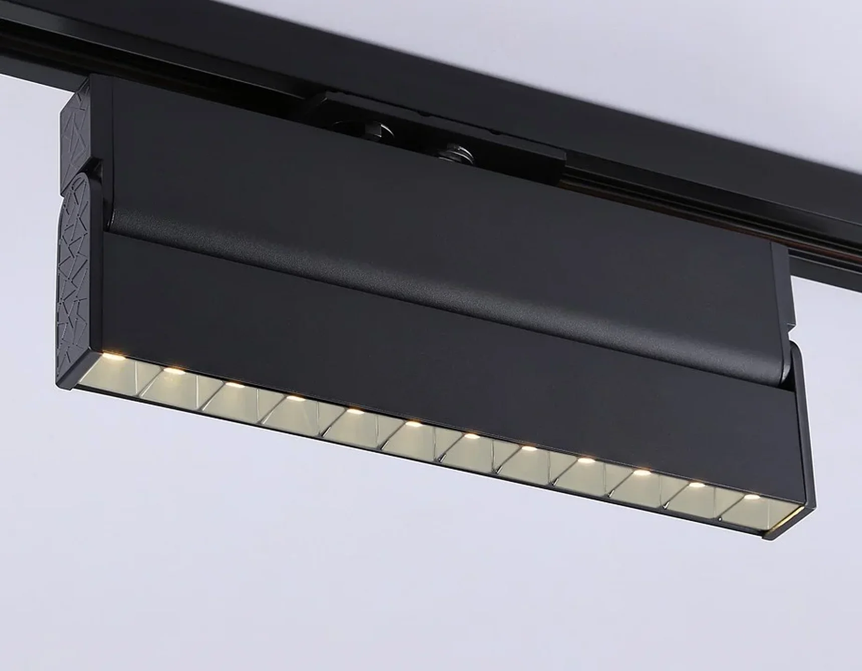 Светильник светодиодный трековый GL6817 BK черный LED 12W 3000K 24° 230*22*87