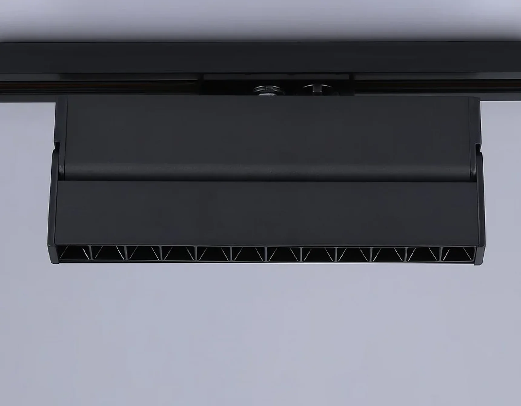Светильник светодиодный трековый GL6819 BK черный LED 12W 4200K 24° 230*22*87