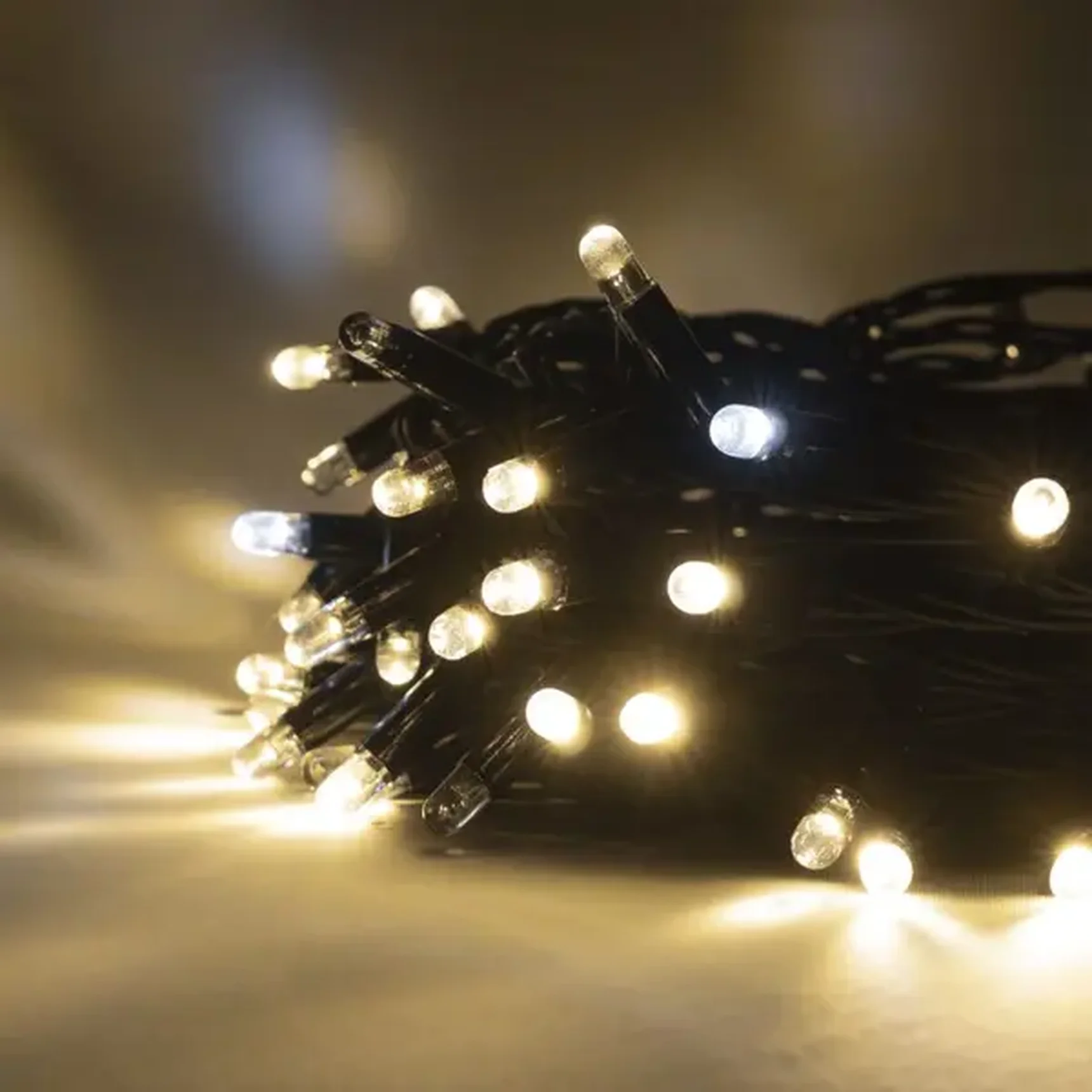 Гирлянда Нить 10м Тепло-Белая с Мерцанием Белого Диода 24В, 100 LED, Провод Черный Каучук 2,3мм, IP65