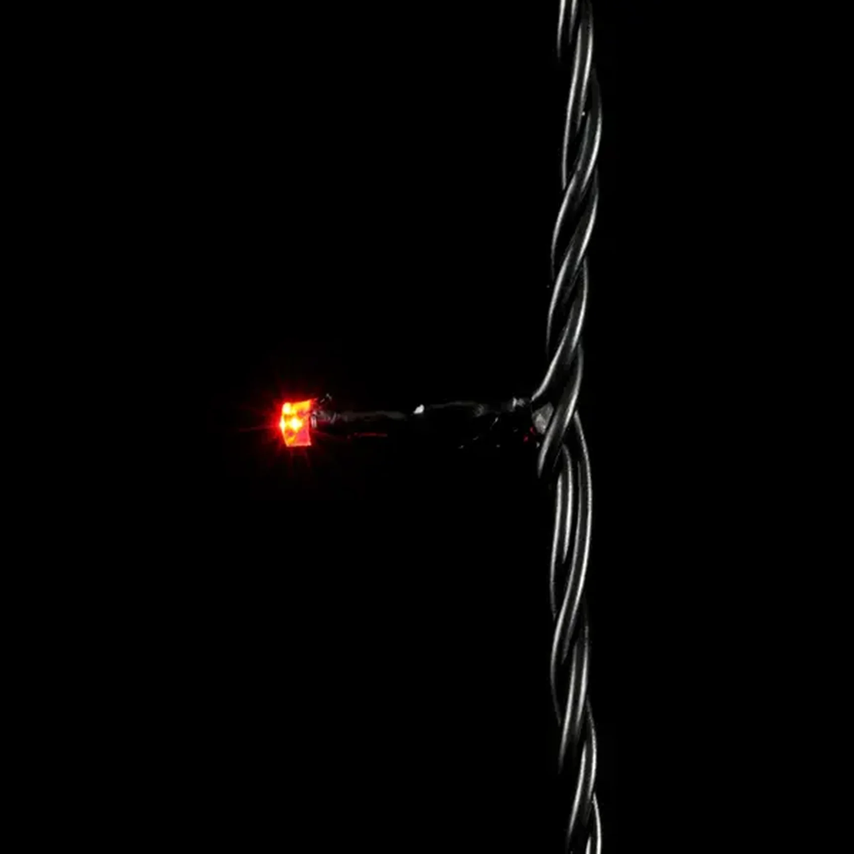 Гирлянда Нить 10м Красная с Мерцанием Белого Диода 24В, 100 LED, Провод Черный ПВХ, IP54