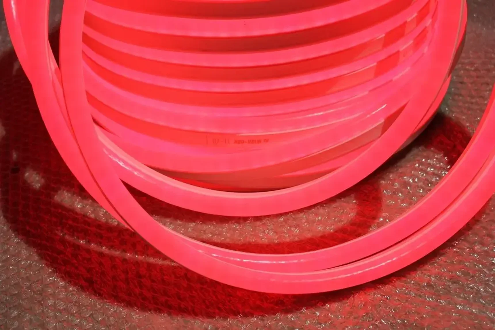 Гибкий неон LN(C)H-FX-2W-0.5-5FT-50M-240V-R (с красной оплеткой)