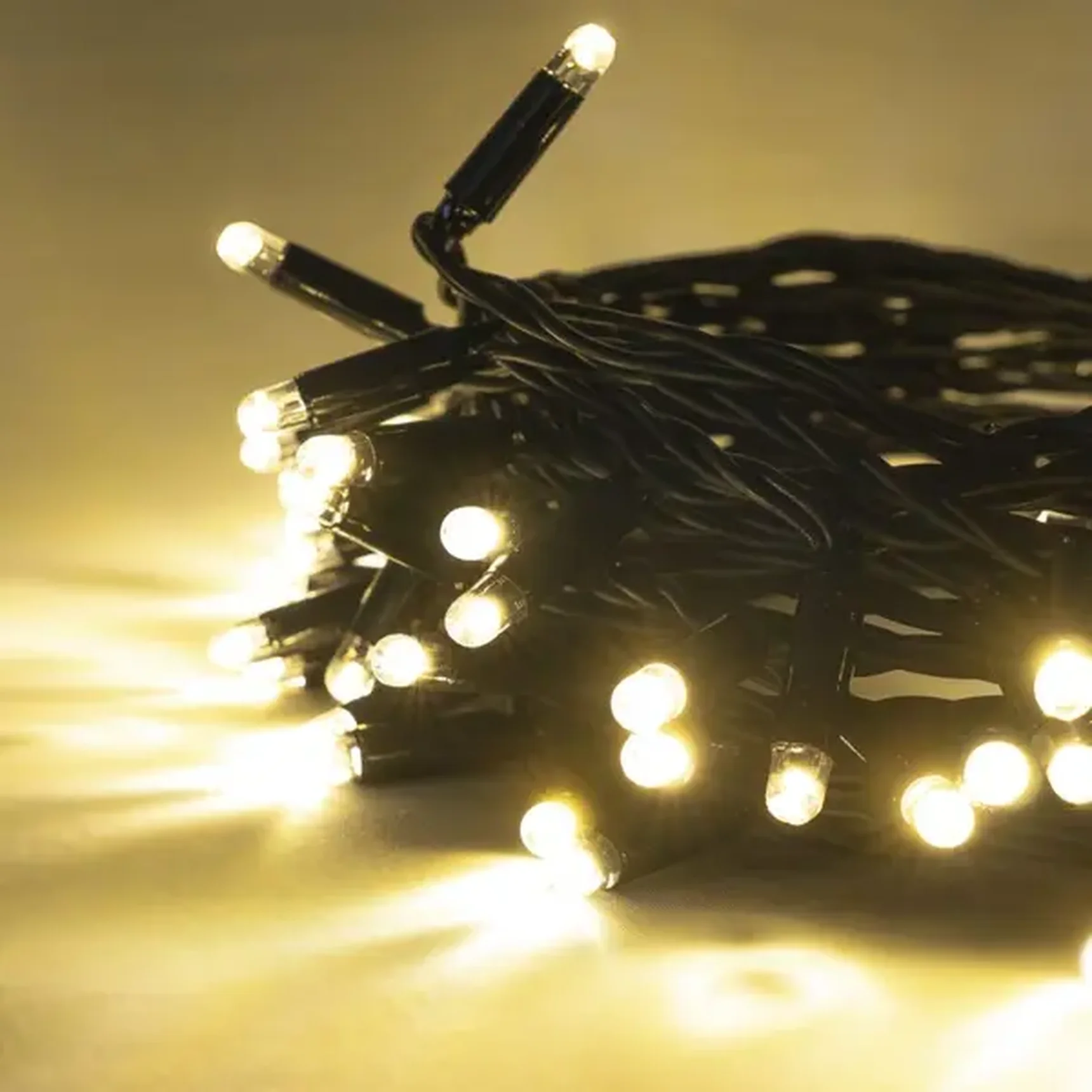 Гирлянда Нить с Колпачком 10м Тепло-Белая 220В, 100 LED, Провод Черный ПВХ, IP65