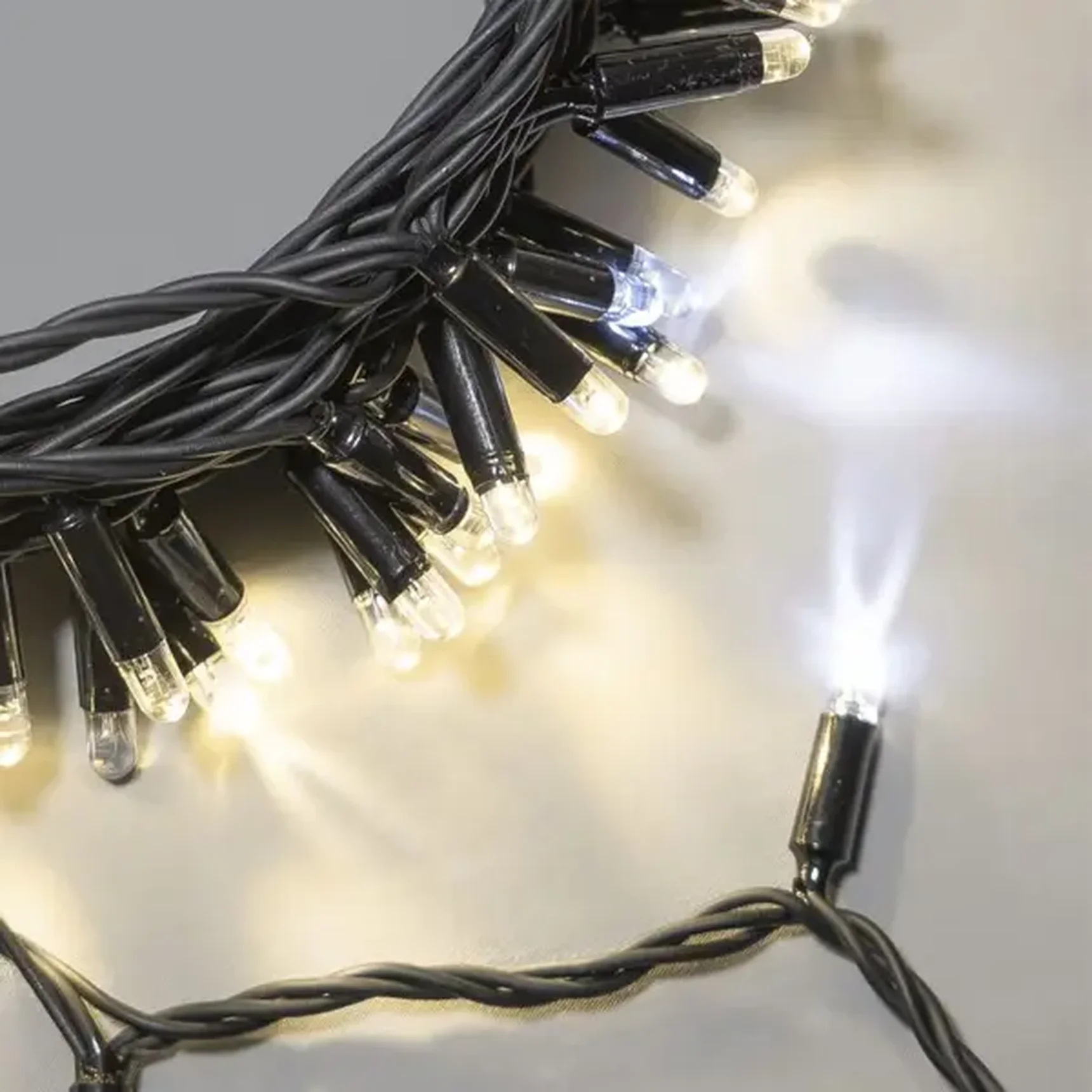 Гирлянда Нить 10м Тепло-Белая с Мерцанием Белого Диода 24В, 100 LED, Провод Черный Каучук 2,3мм, IP65