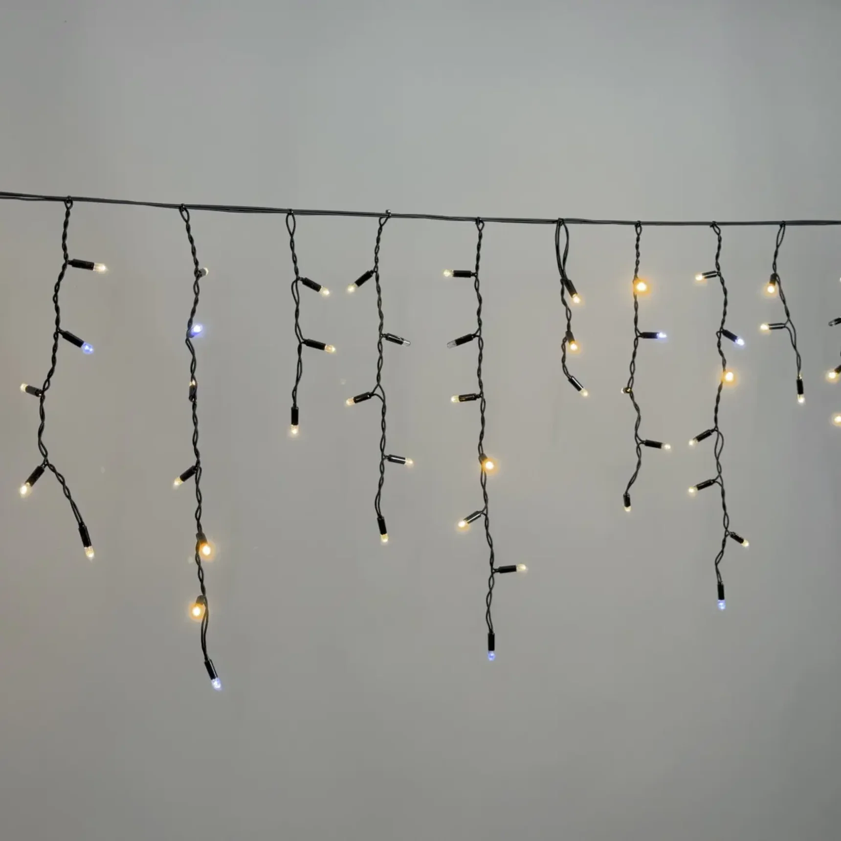 Гирлянда Бахрома 3,1 x 0,5 м Тепло-Белая с Мерцанием Белого Диода 220В, 120 LED, Провод Черный Каучук 2,3мм, IP65