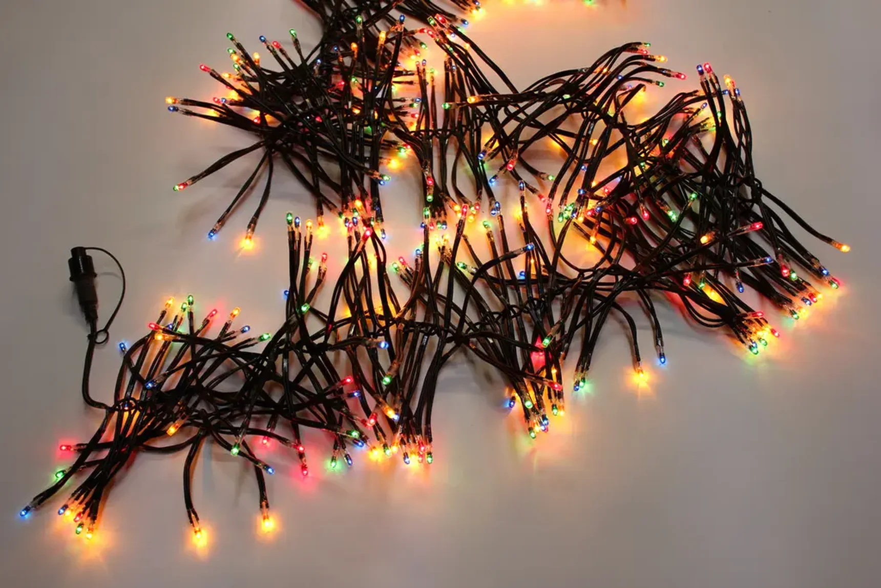 PLG-600-3M-240V-M Гирлянда фиксинг 3м, IP22, 240V, 250Вт, Mульти лампы R/G/B/Y (600)/черный провод