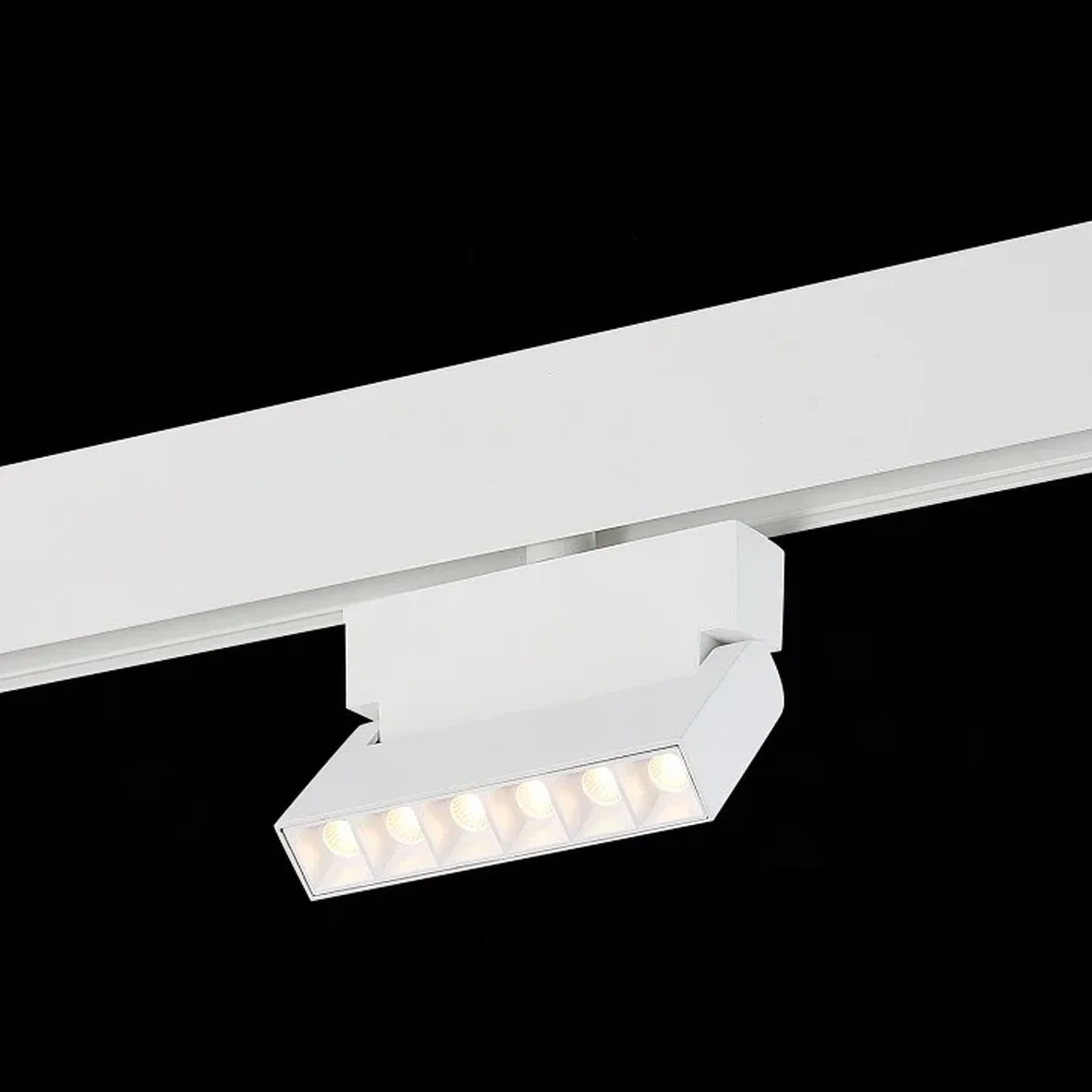 Магнитный трековый светильник белый LED 1*6W 3000K 532Lm Ra>80 36° IP20 L120xW22xH134 48V