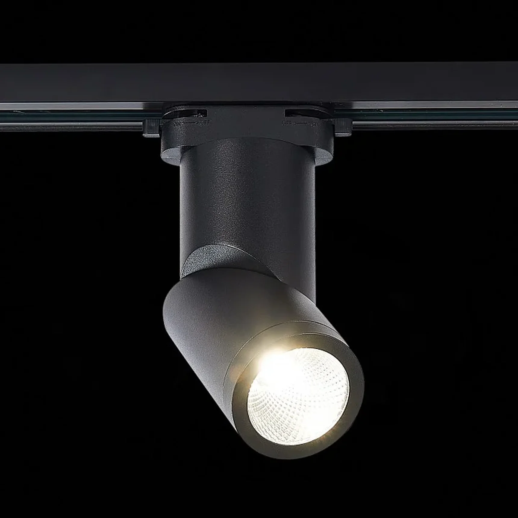 Светильник трековый Черный LED 1*10W 3000K 800Lm Ra>90 38° IP44 D60xH190 165-265V