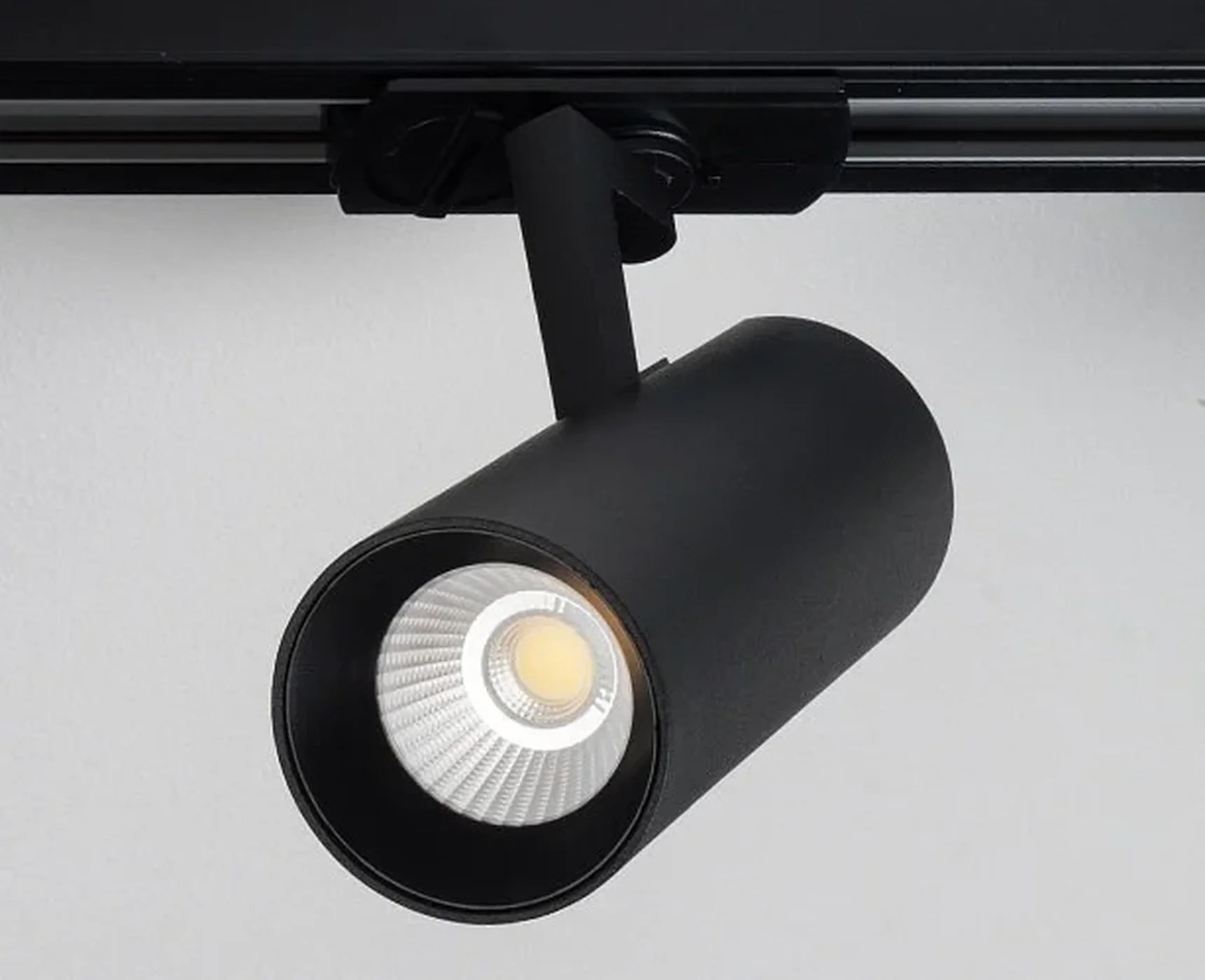 TR 3007 black 4000K 15W RA80 38* 1000lm светильник для шины диммируемый