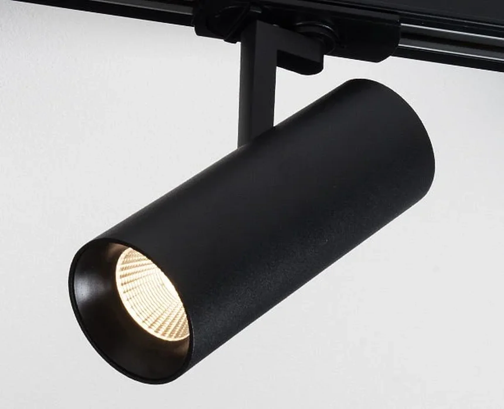TR 3007 black 4000K 15W RA80 38* 1000lm светильник для шины диммируемый