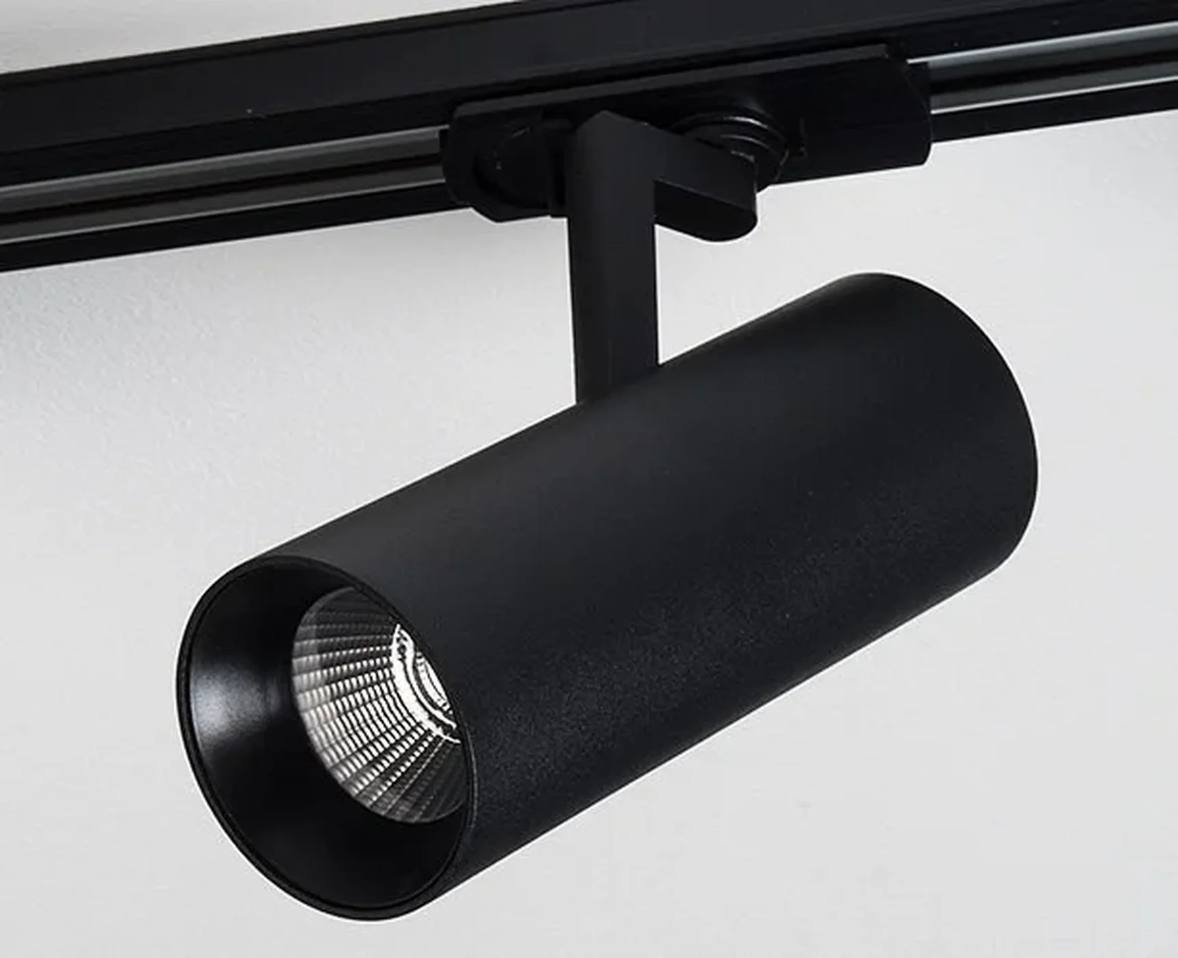 TR 3007 black 4000K 15W RA80 38* 1000lm светильник для шины диммируемый