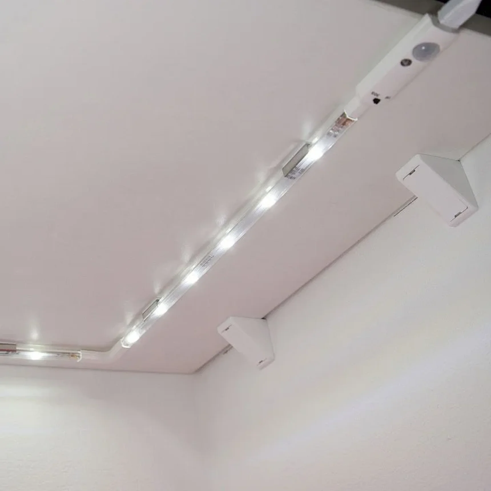ULM-F42-3W/4200K SENSOR IP20 WHITE Комплект светодиодных полосок с датчиком движения 10Lux. Питание 4ААА. 150Lm. Белый