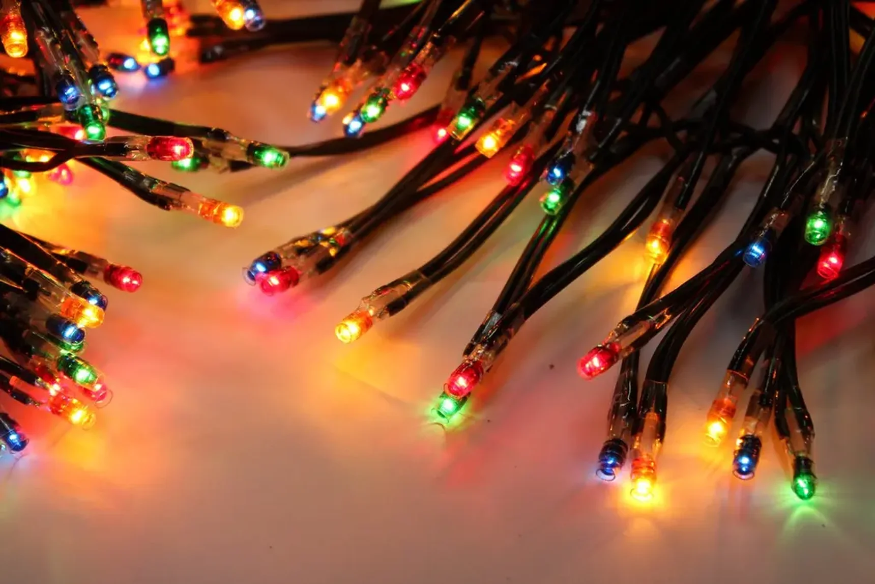 PLG-600-3M-240V-M Гирлянда фиксинг 3м, IP22, 240V, 250Вт, Mульти лампы R/G/B/Y (600)/черный провод