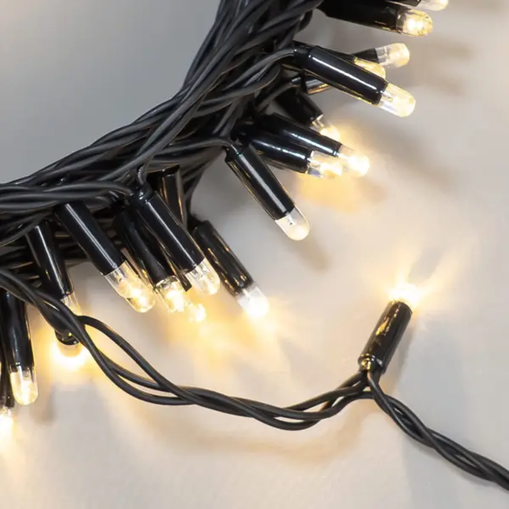 Гирлянда Нить 10м Тепло-Белая 24В, 100 LED, Провод Черный Каучук 2,3мм, IP65